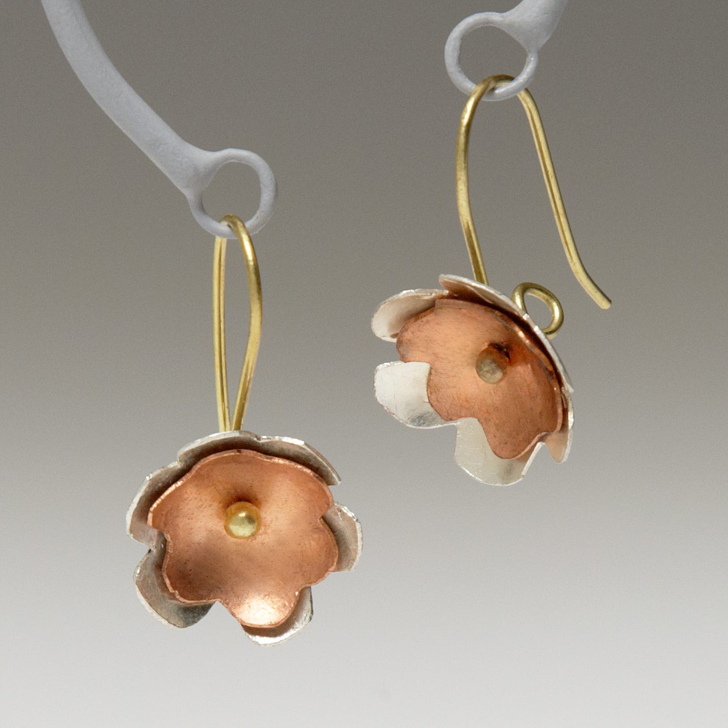 Earrings 3D flower plated copper .75D cppr/silv