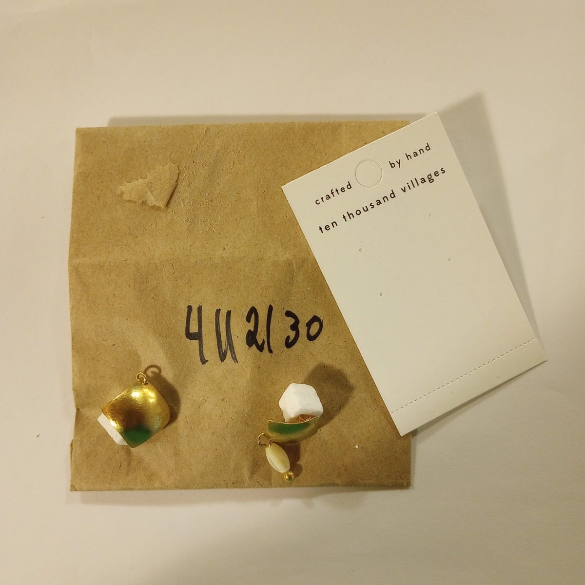 Earrings post sq w/bead drop br/MOP 1.5L brass/wht