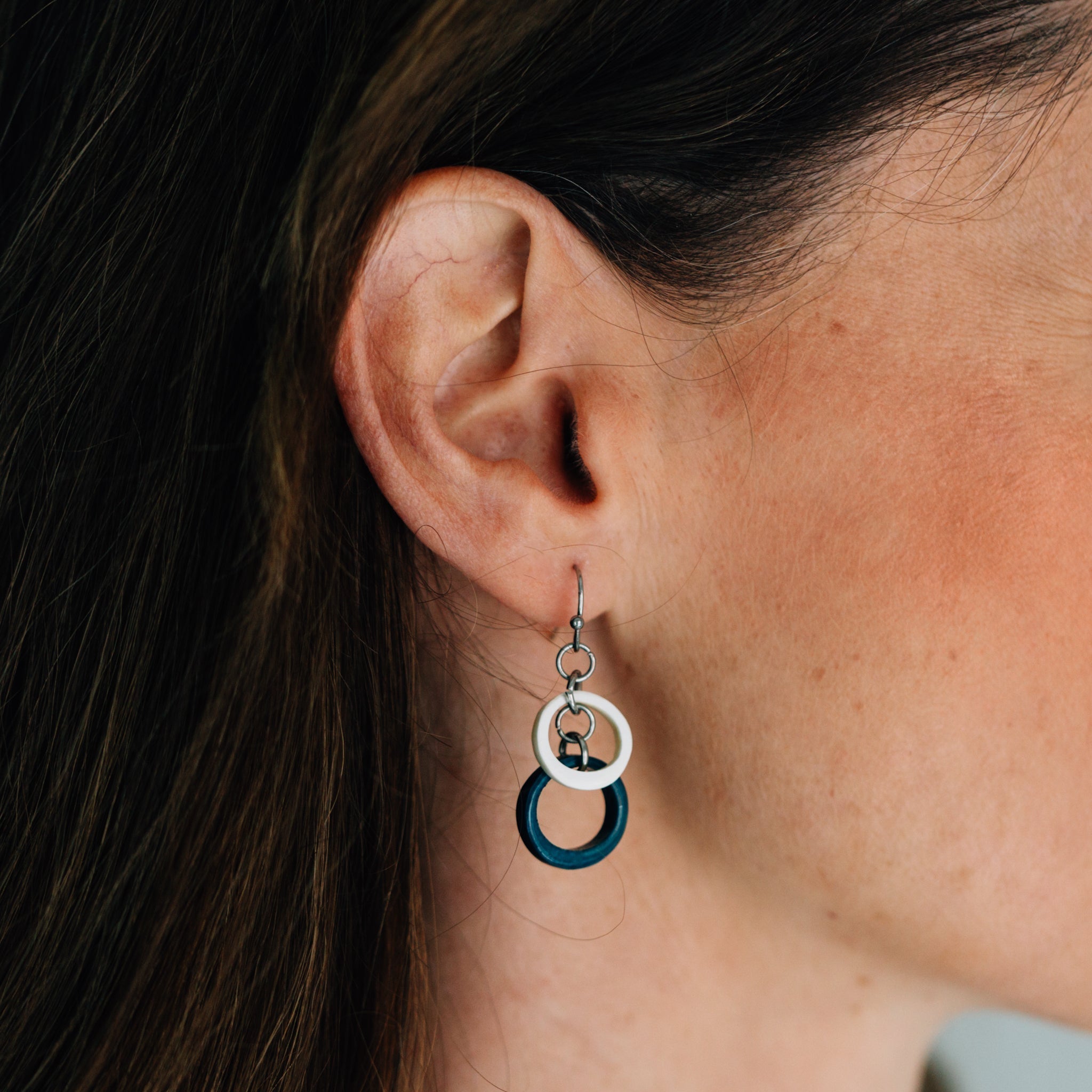 Earrings dangle 2 crcl horn/steel 1.5L blu/crm