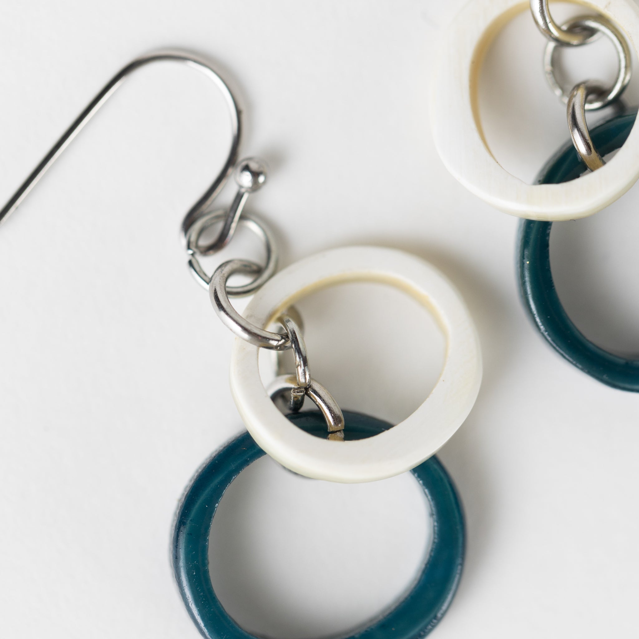 Earrings dangle 2 crcl horn/steel 1.5L blu/crm