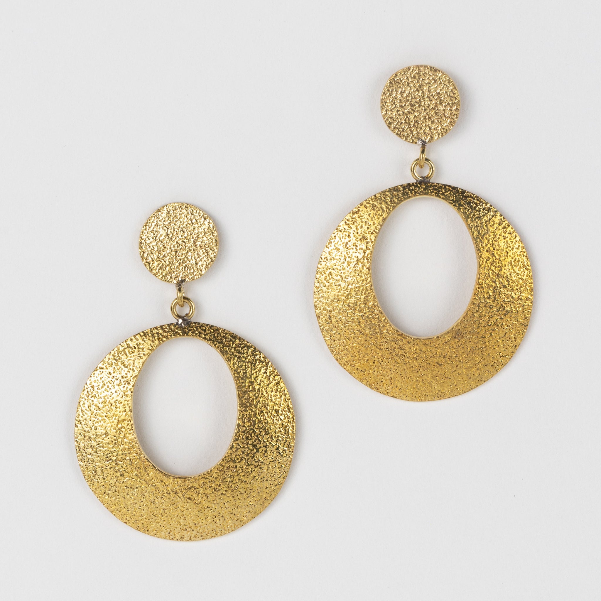 Earrings textured discs w/oval cutout br 1.75L br