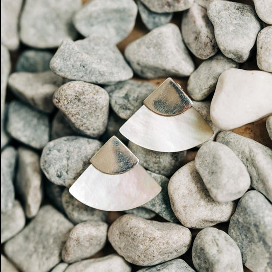 Earrings post capped fan MOP/strlg .75 nat/silver