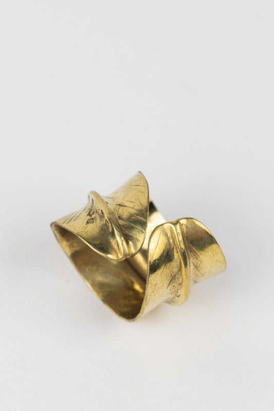 Ring wrap tapered cinchona leaf brass .75W brass