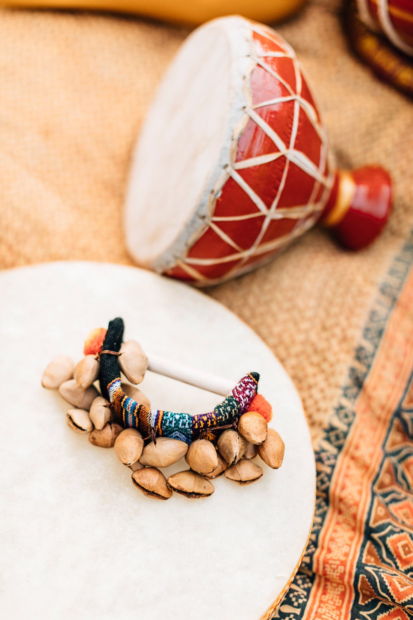 Rattle seed pods/wood 4.5W brown/multi