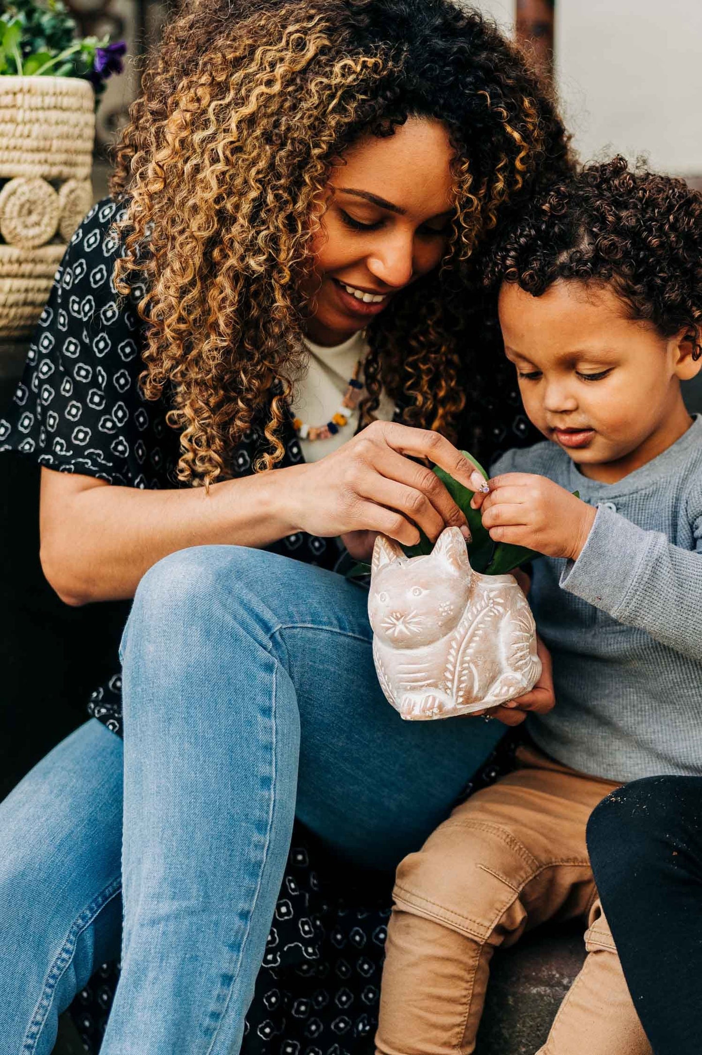 Planter petite crouching cat t-cotta 5Dx5H whtwash