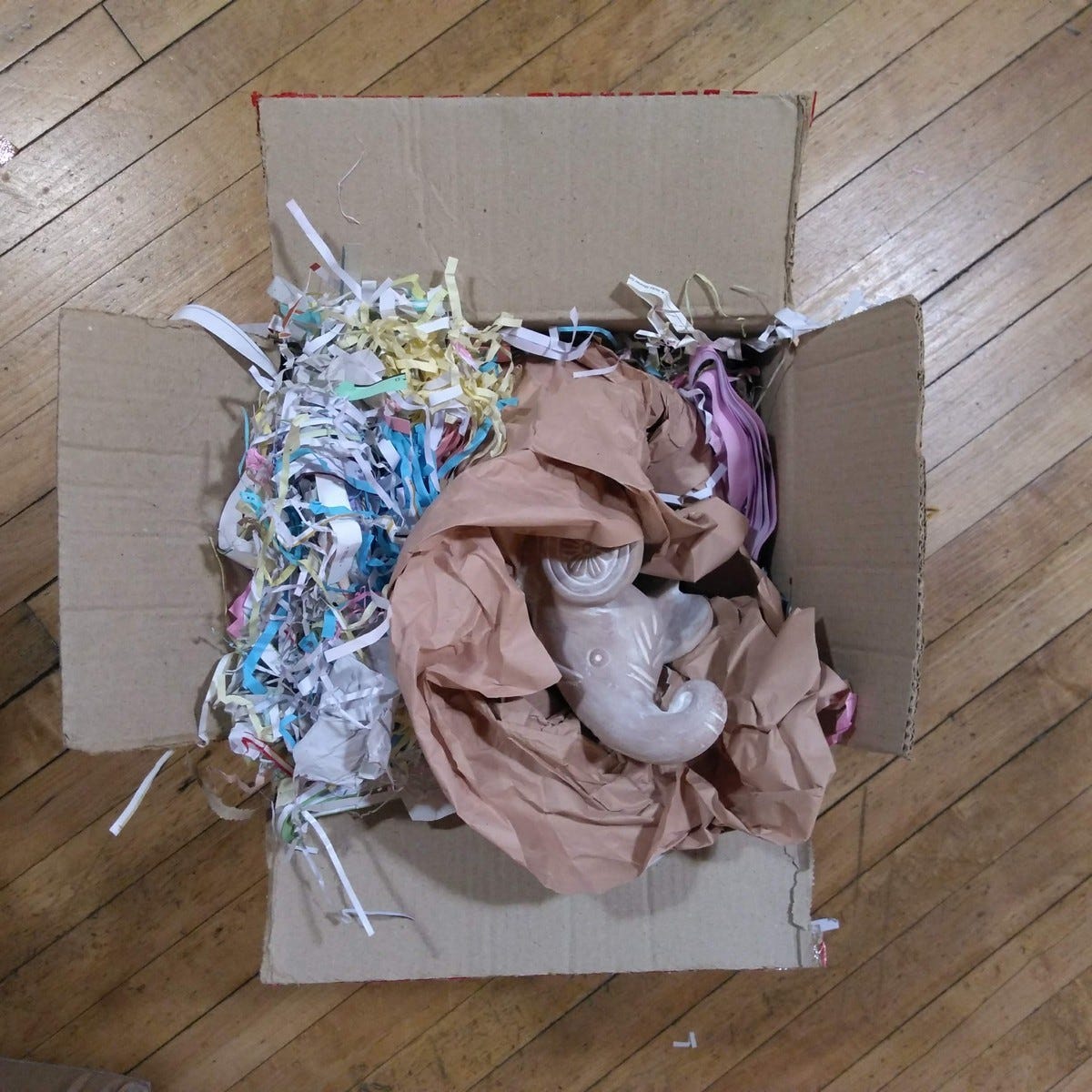 Planter elephant trunk up t-cotta 9Lx8H white wash