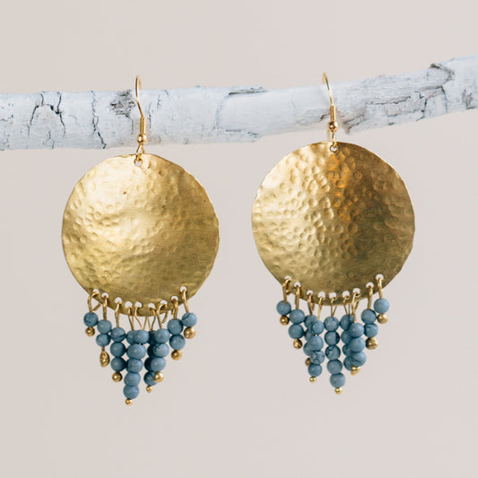 Earrings hammered disc/frings brass 2.75L br/blu
