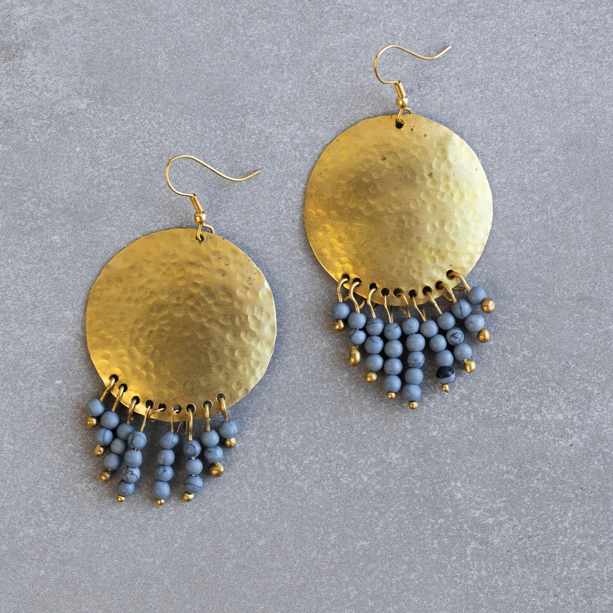 Earrings hammered disc/frings brass 2.75L br/blu