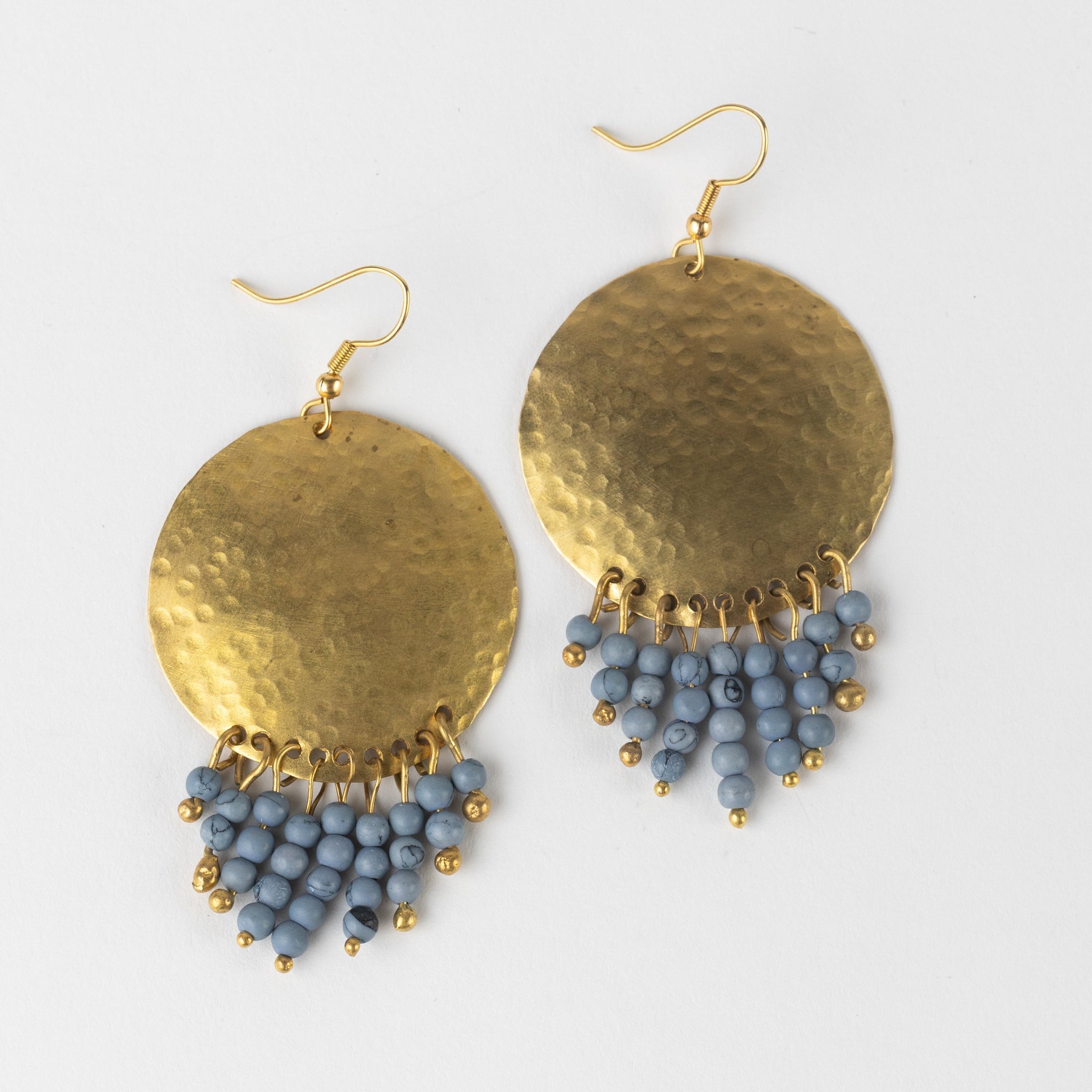 Earrings hammered disc/frings brass 2.75L br/blu