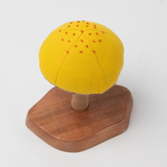 Mushroom on stand M/2 cttn/wood 3.5Dx4.5H ryel/brn