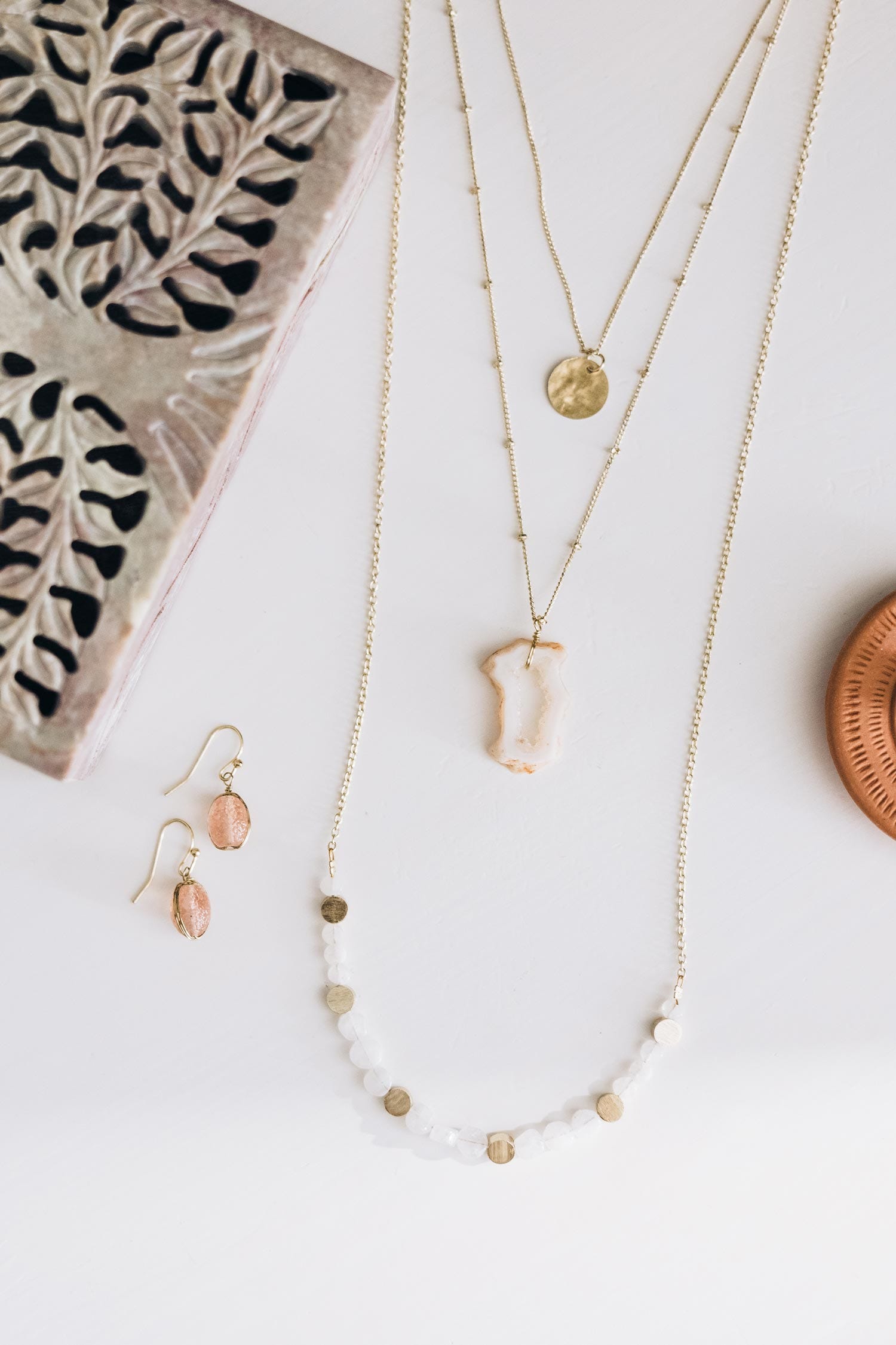 Necklace 3 layers brass/stones 20L gold/white