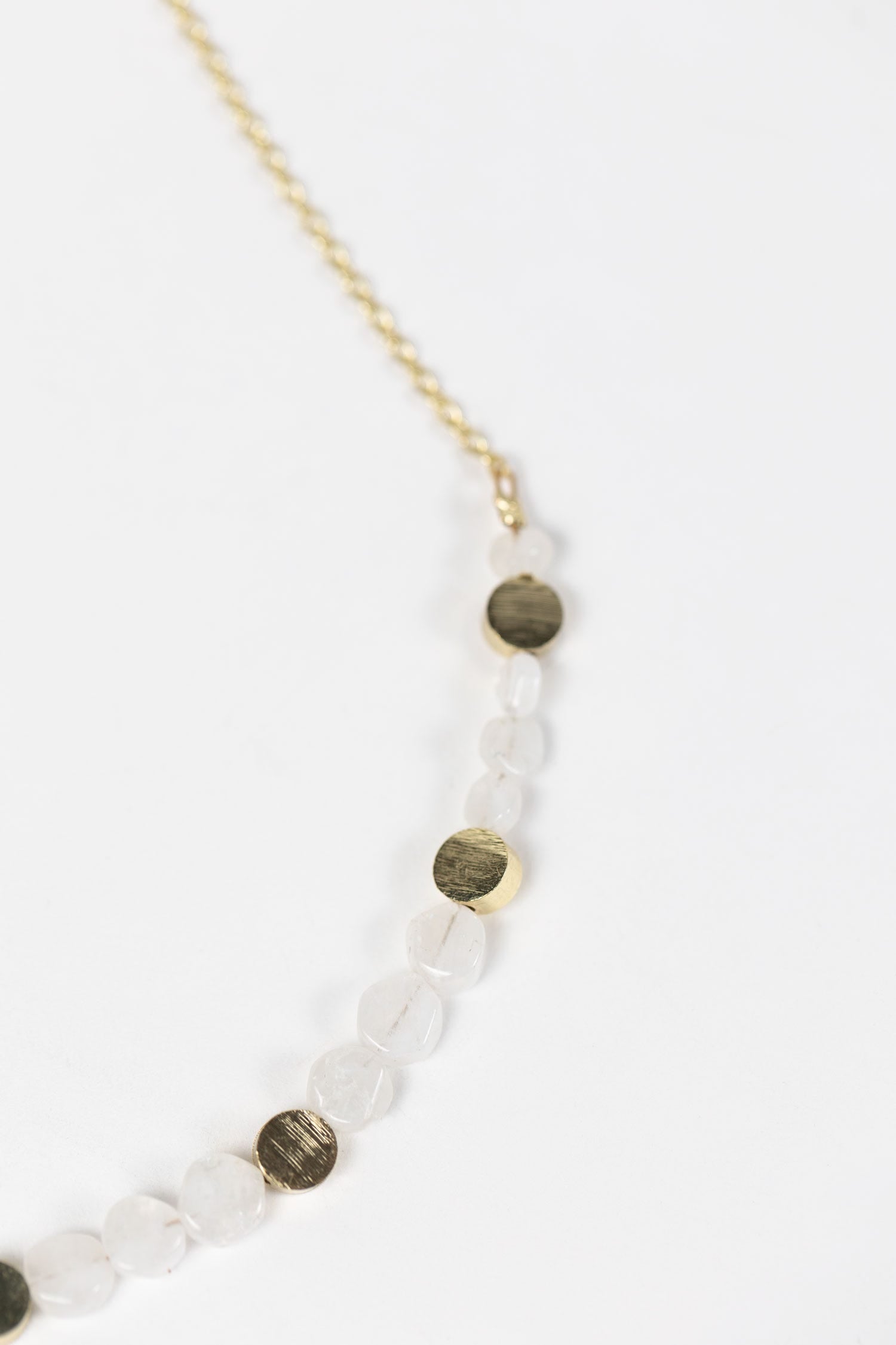 Necklace 3 layers brass/stones 20L gold/white