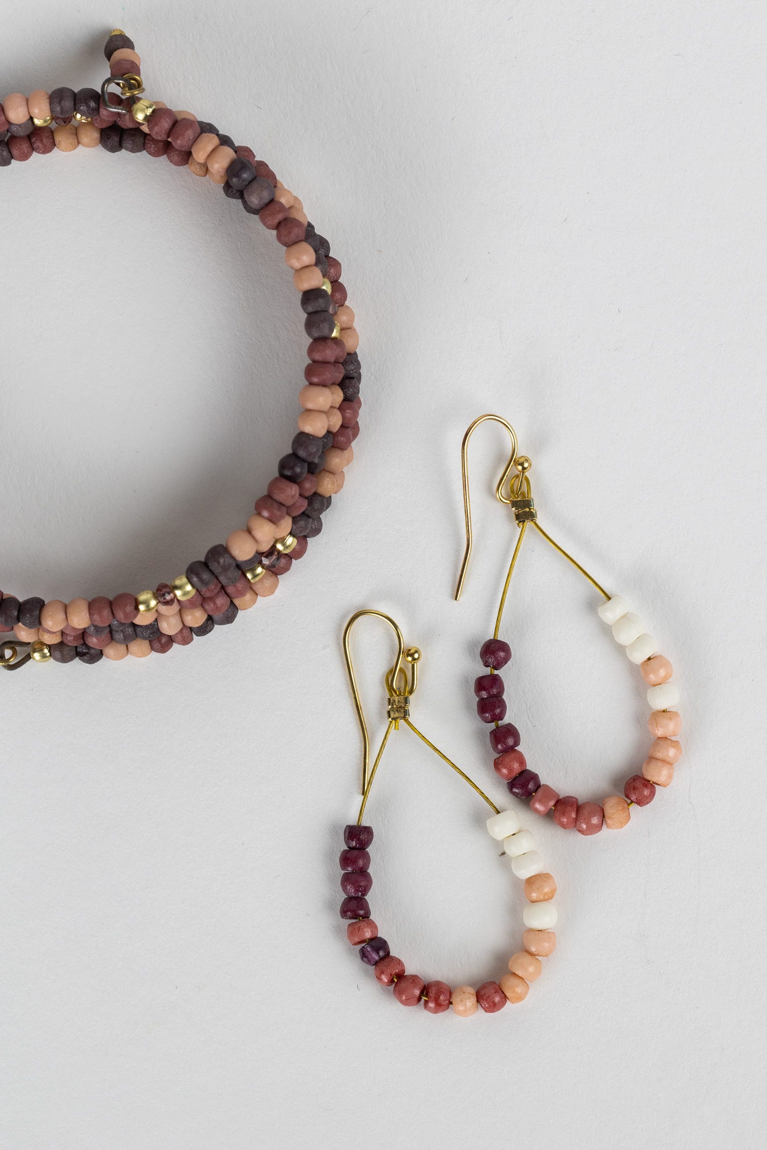 Earrings sm teardrop grounded bone/br 2L browns