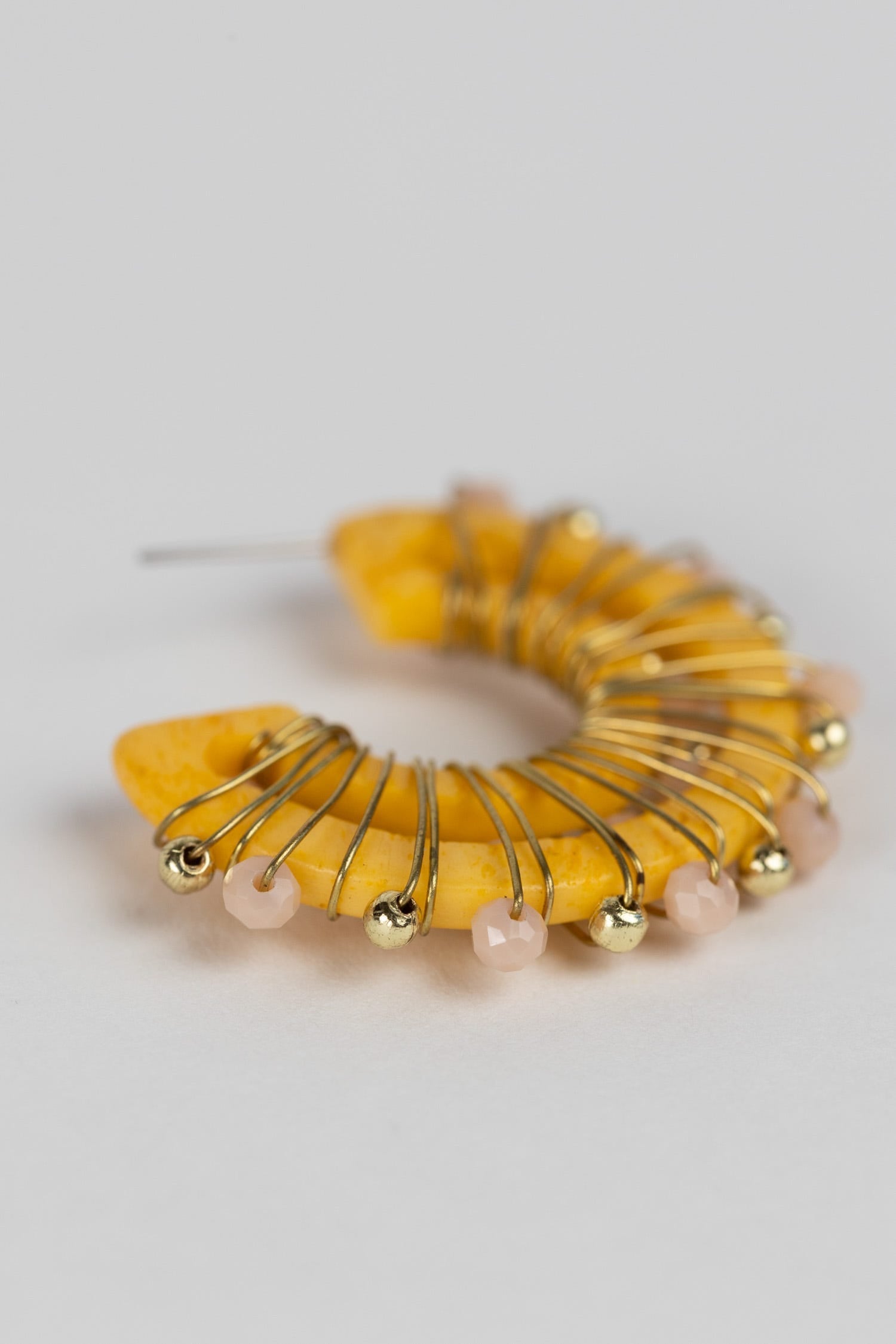 Earrings wrapped crescent bone/brass 1.5D yel/gold