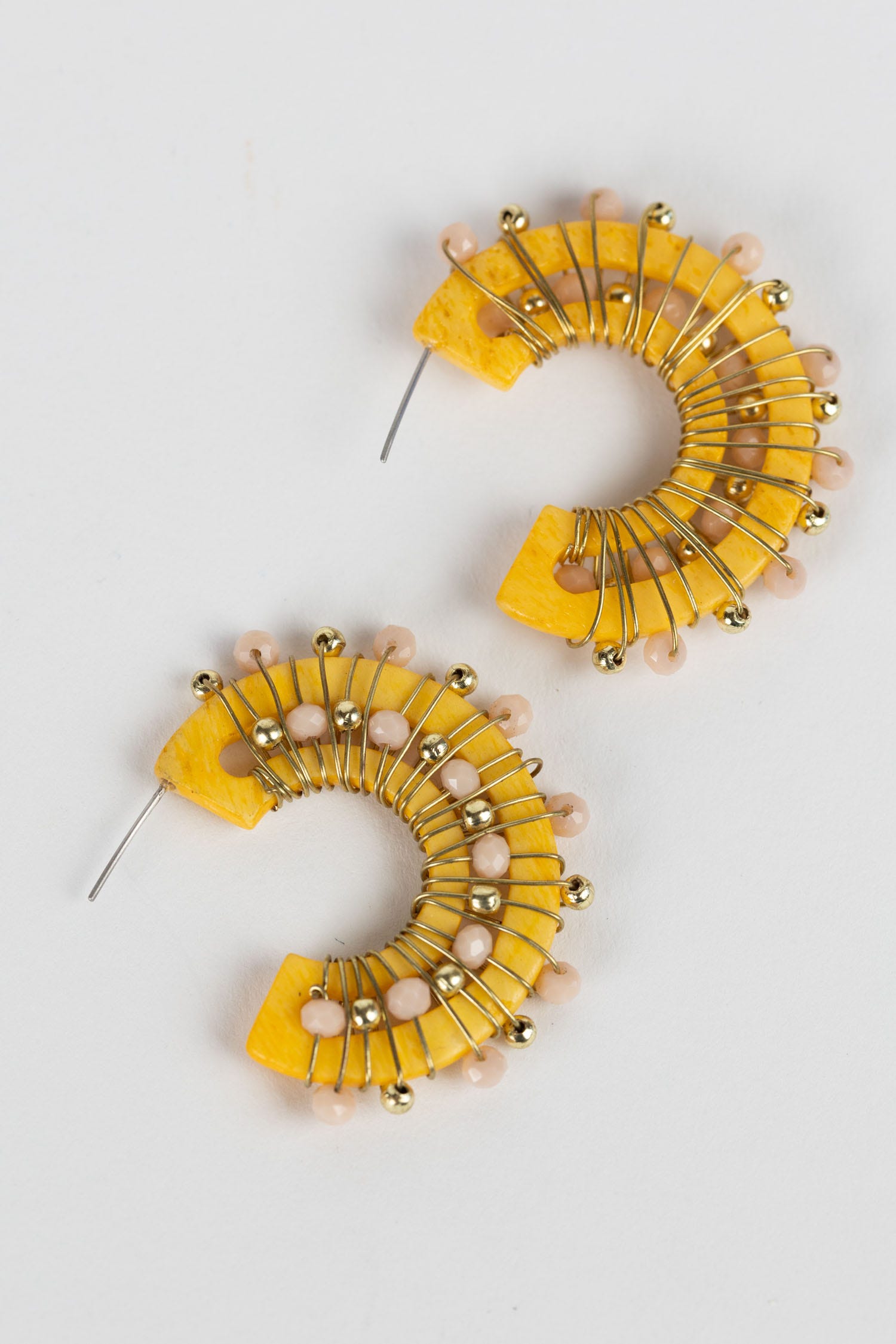 Earrings wrapped crescent bone/brass 1.5D yel/gold