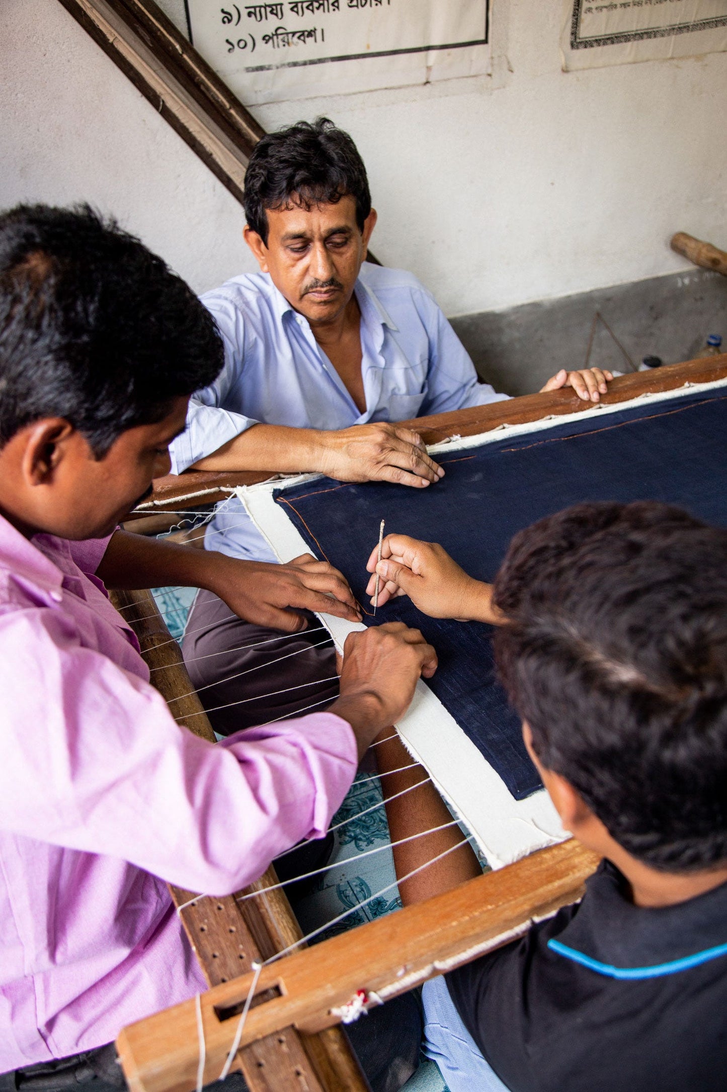 Wall hanging stars emb cotton/beads 22sq navy