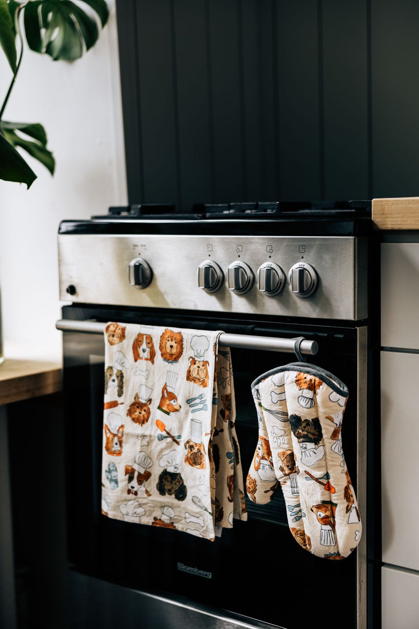 Tea towel dog chefs M/3 cotton 18x24 crm/brn/grn