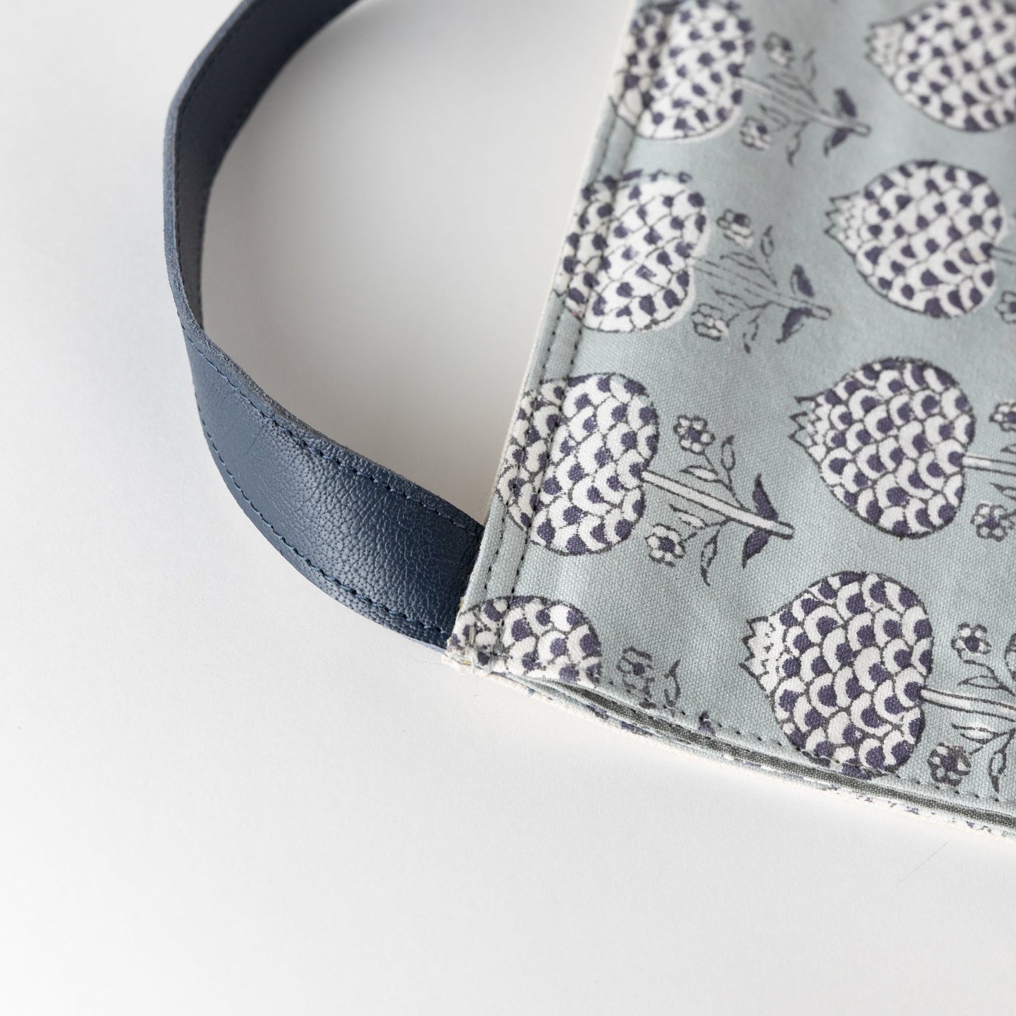 Wine rack hanging cttn/lthr 7.5Wx38L blu/wht