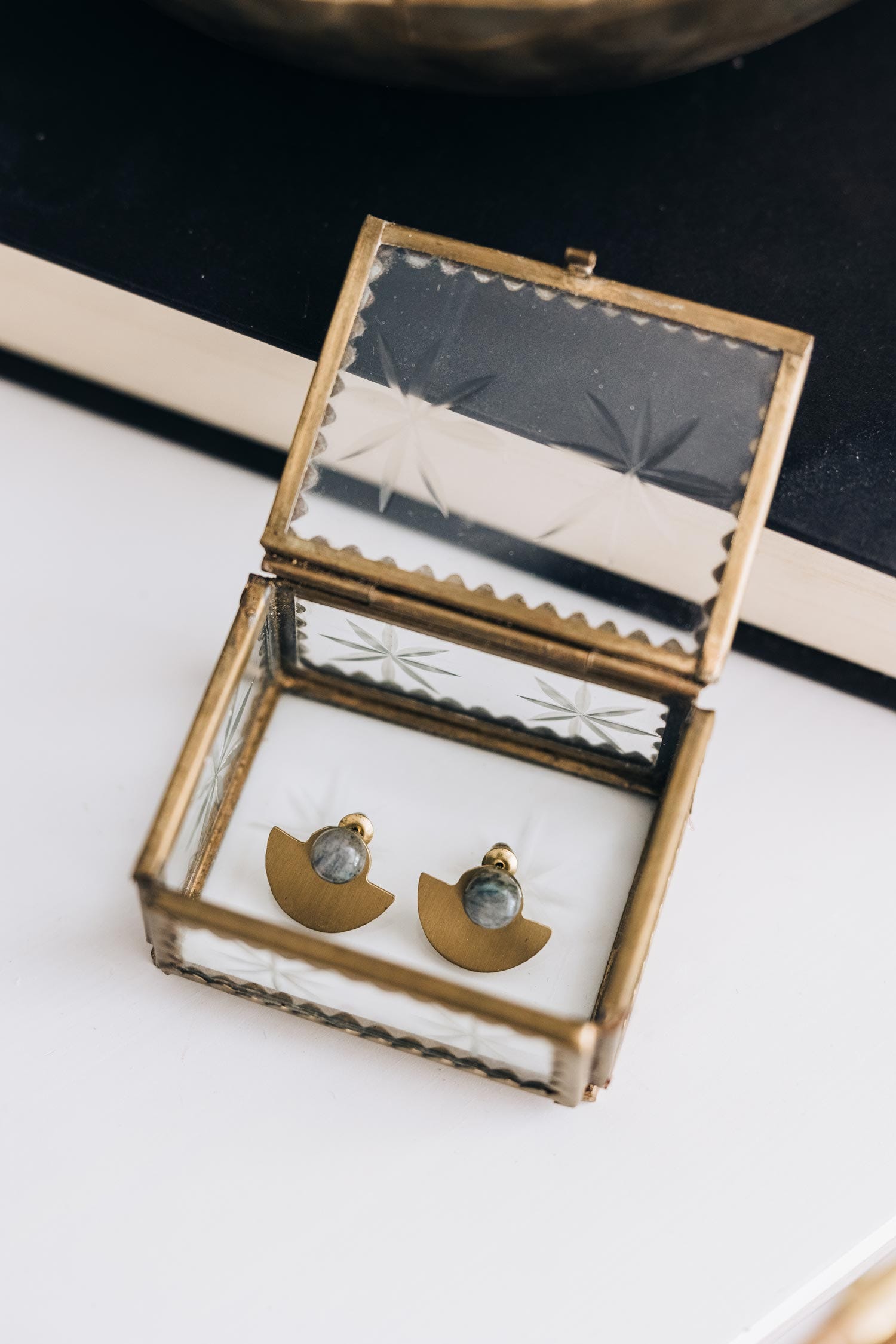 Earrings post half moon labradorite .75D br/gray