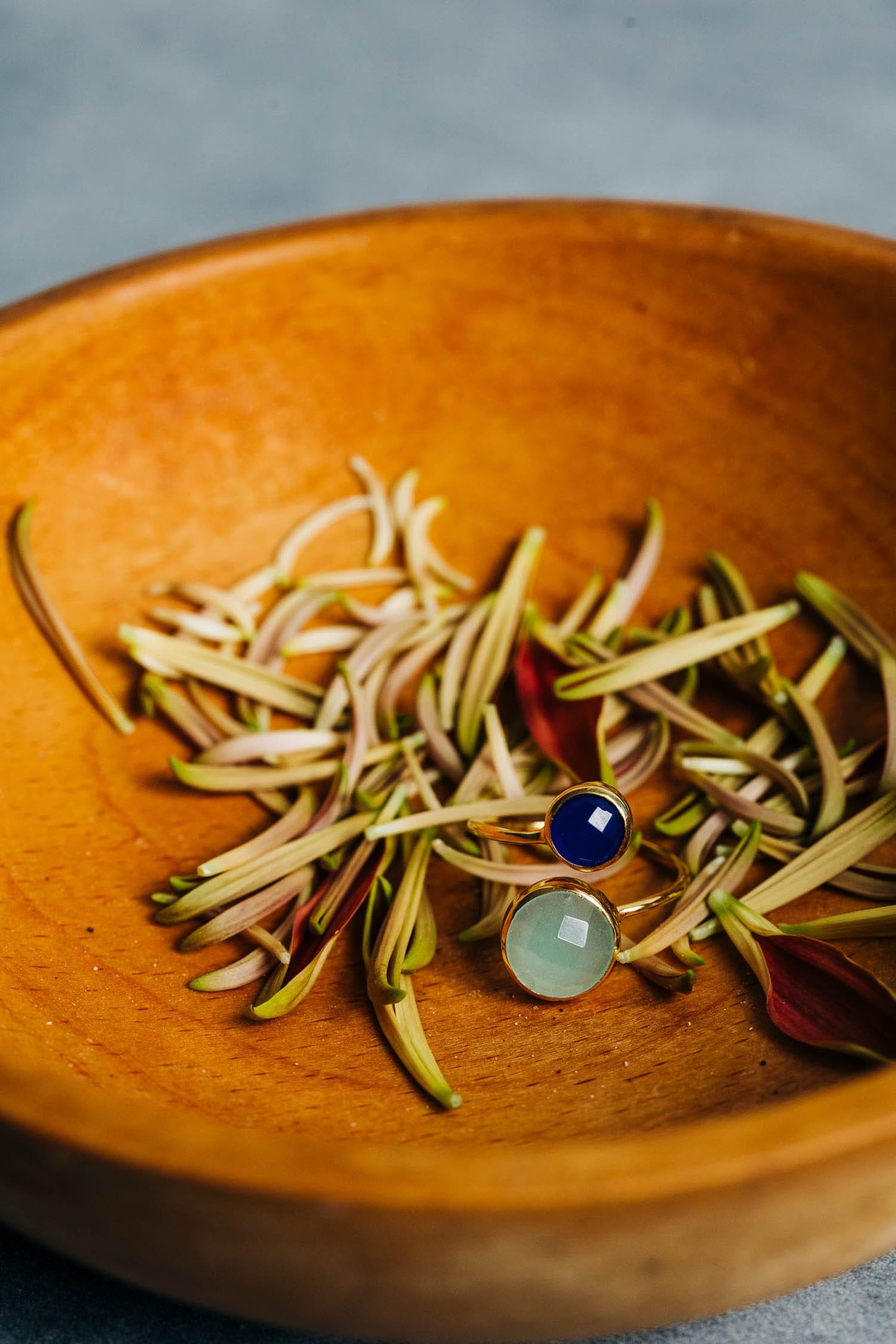 Ring double stone chalcedony/brass adj blu/grn/gld