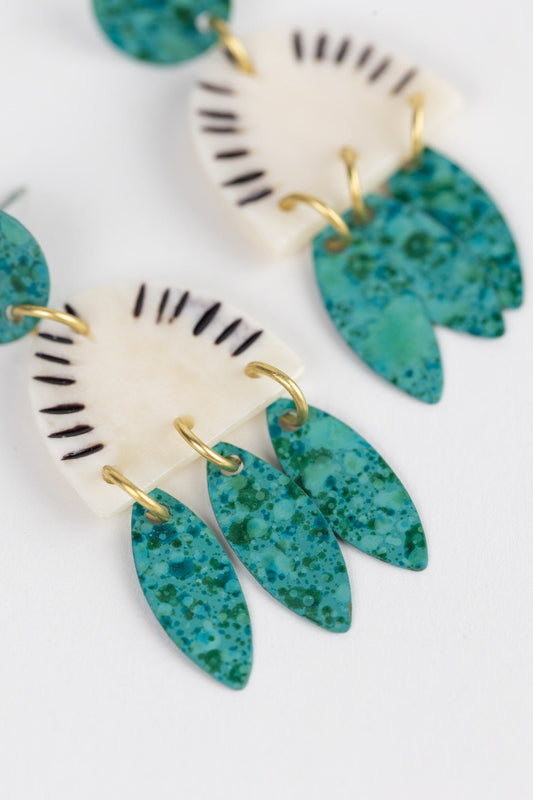 Earrings post rain drops patina/bone 2L teal/wht
