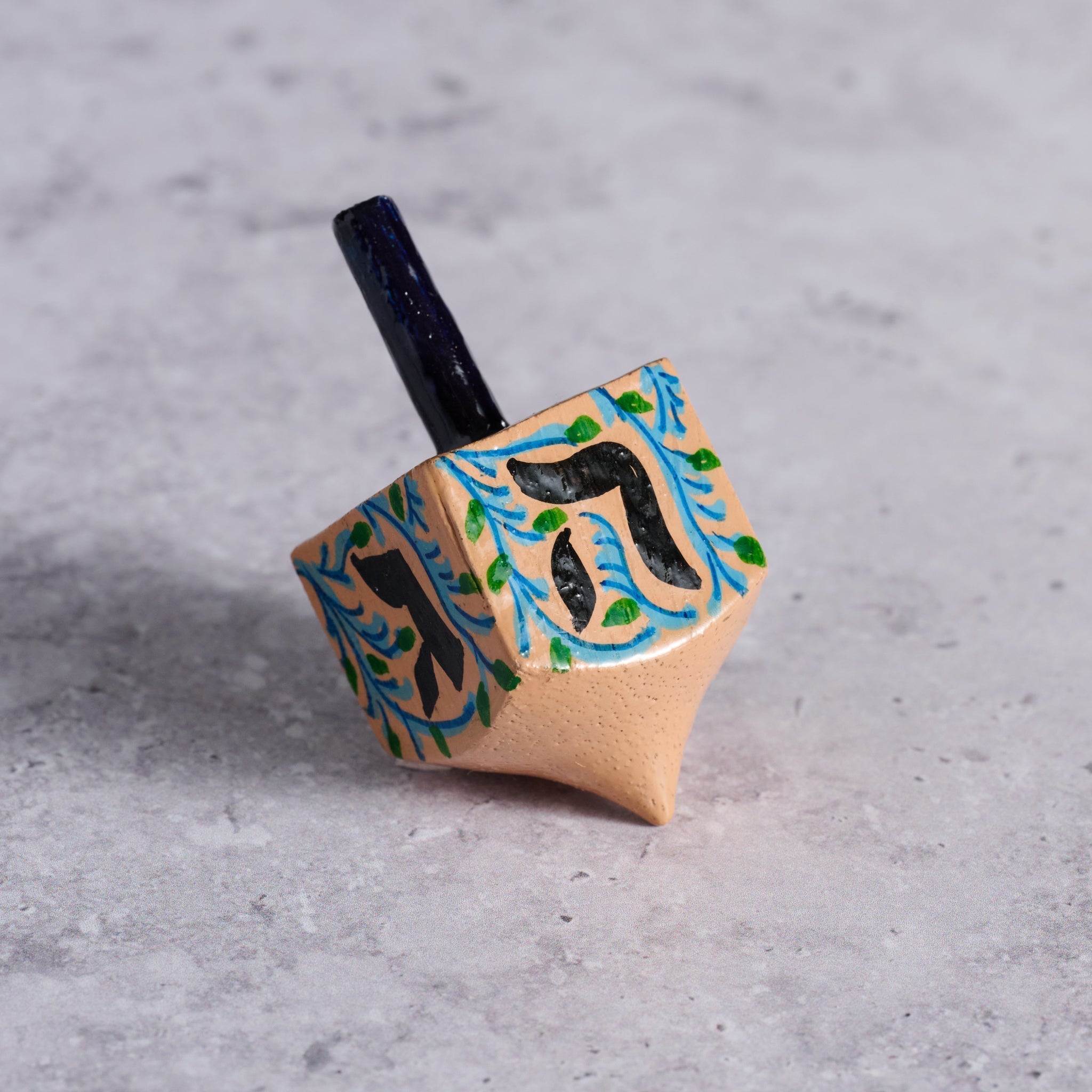 Dreidel vines M/2 pntd budloo wd 1sqx2.5H tan/blue