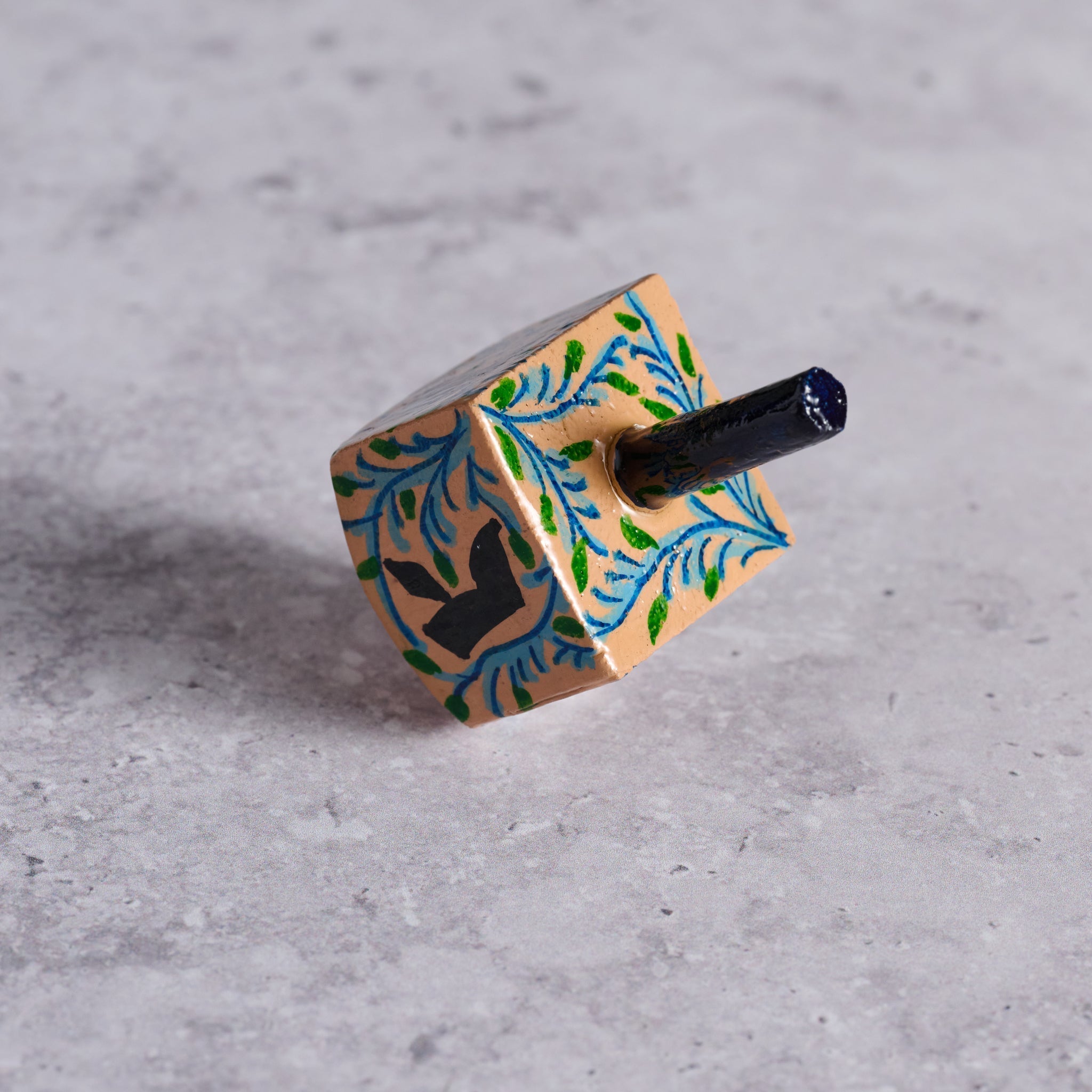 Dreidel vines M/2 pntd budloo wd 1sqx2.5H tan/blue