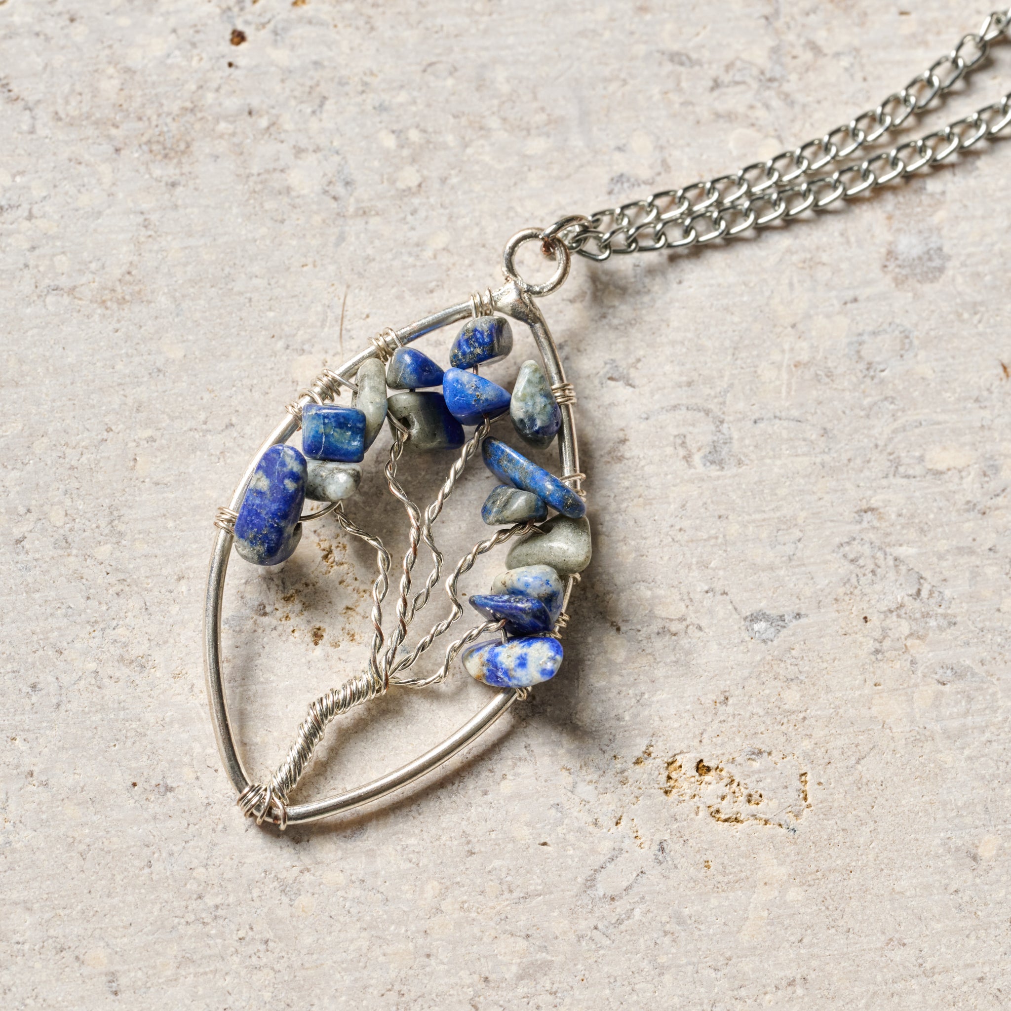 Necklace tree wire oval ir/br/lapis 15L silv/blue