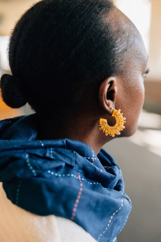 Earrings wrapped crescent bone/brass 1.5D yel/gold