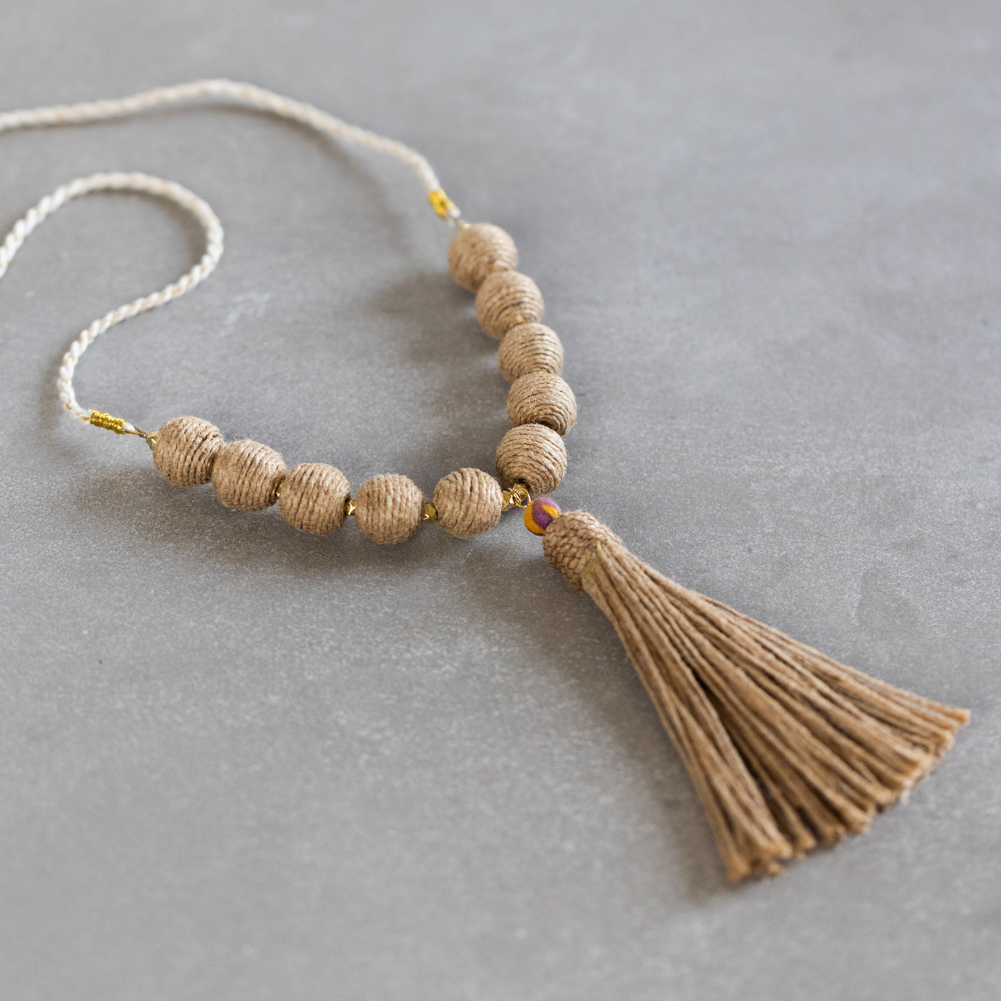 Necklace beaded tassle jute/cttn 30L nat/crm