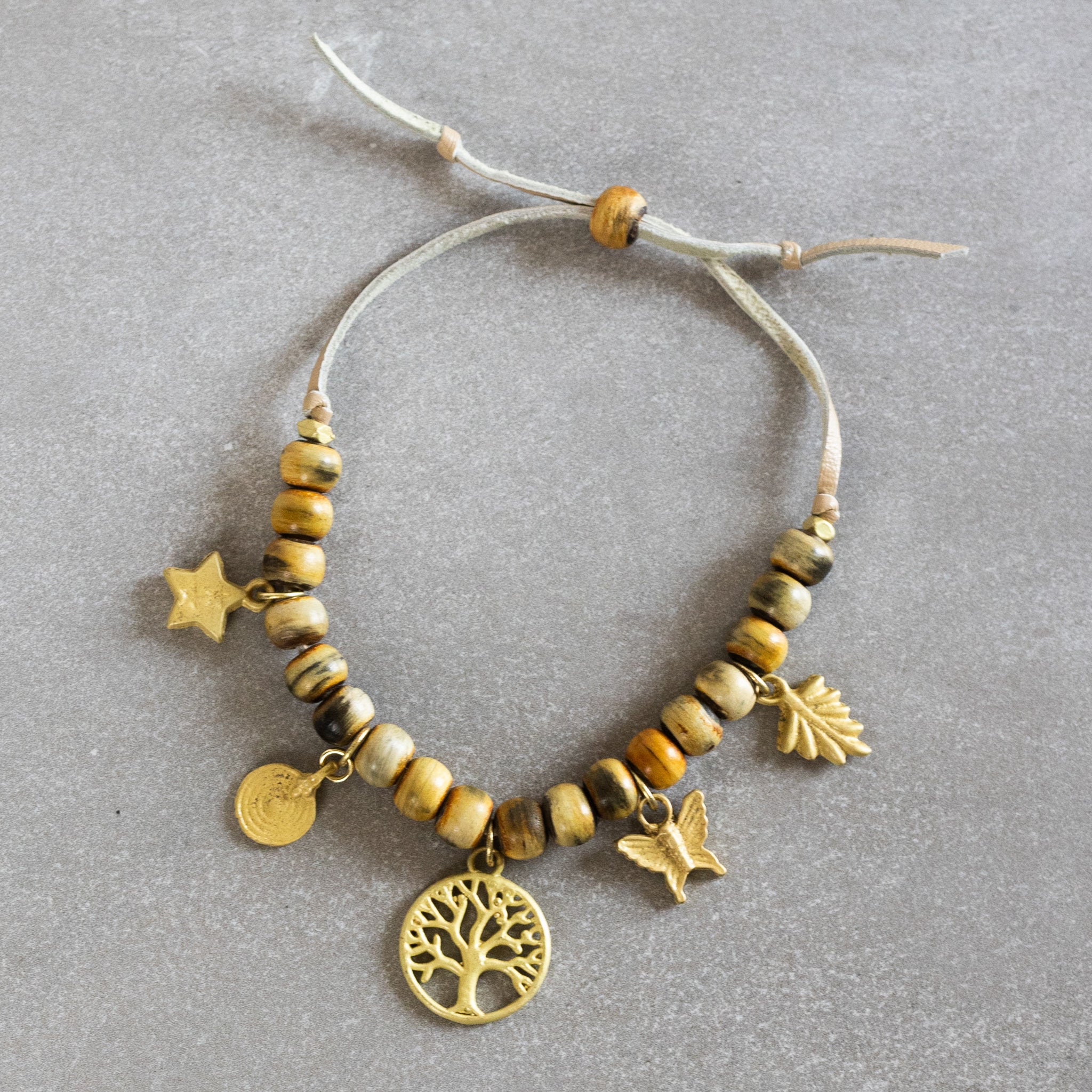 Bracelet beaded charm horn/lthr/brass adj nat/br