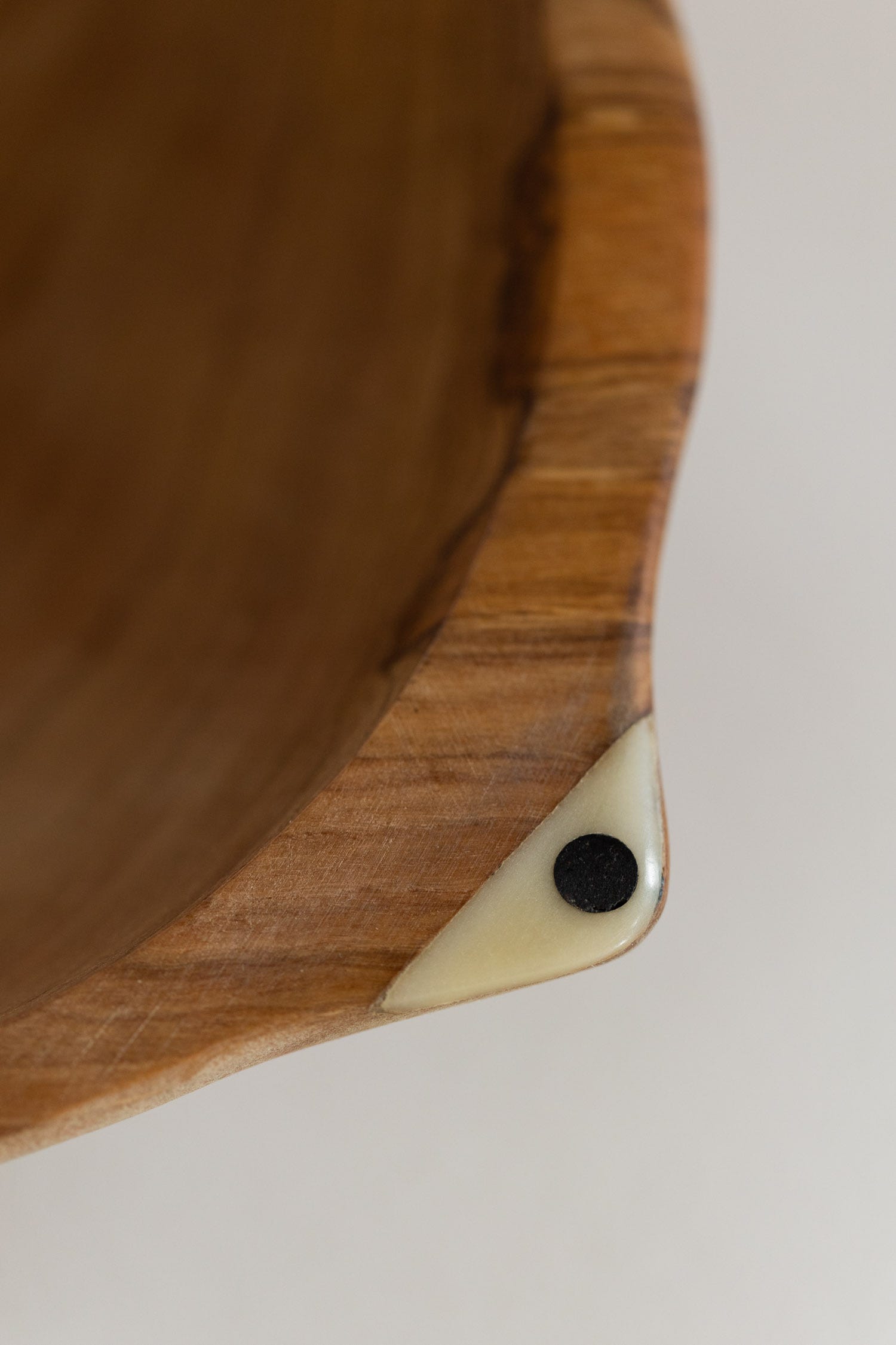 Bowl squared bone inlay olive wd 7.5Dx2H brn/wht