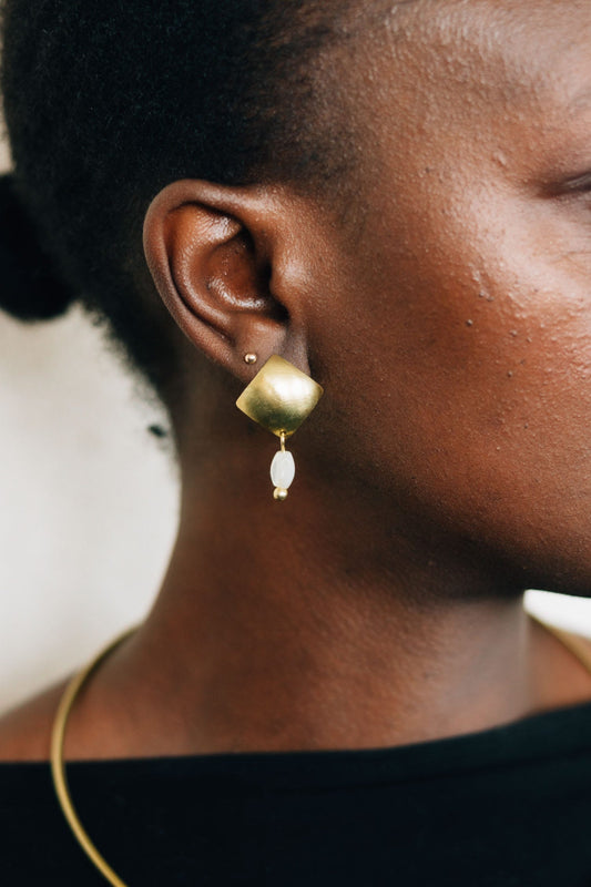 Earrings post sq w/bead drop br/MOP 1.5L brass/wht