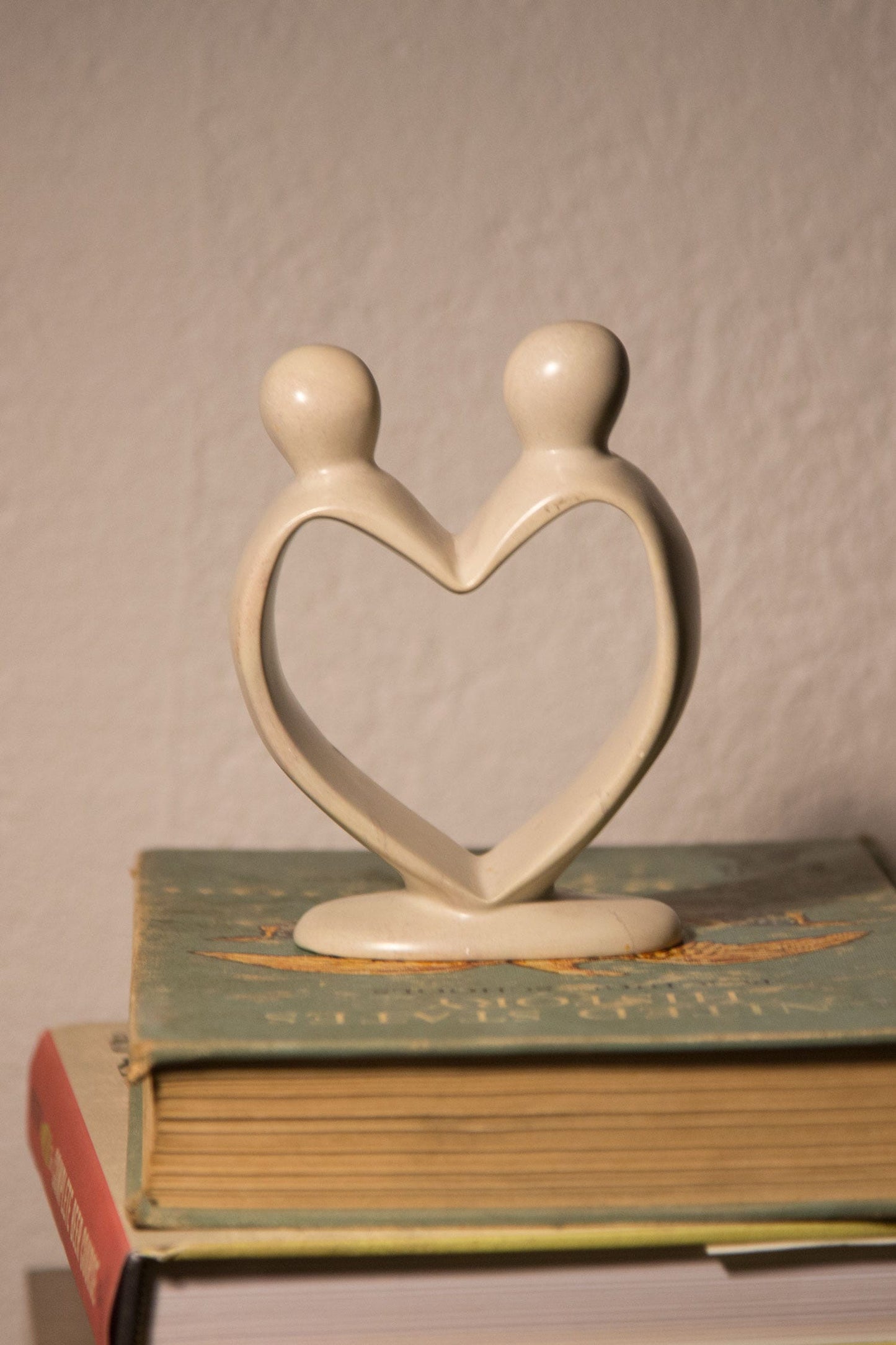 Statue heart/couple kisii 6H nat