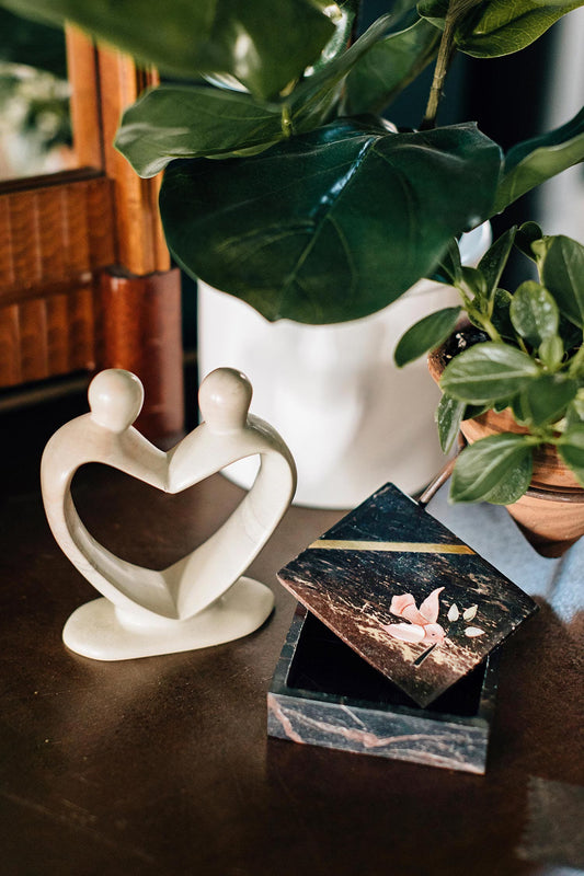 Statue heart/couple kisii 6H nat