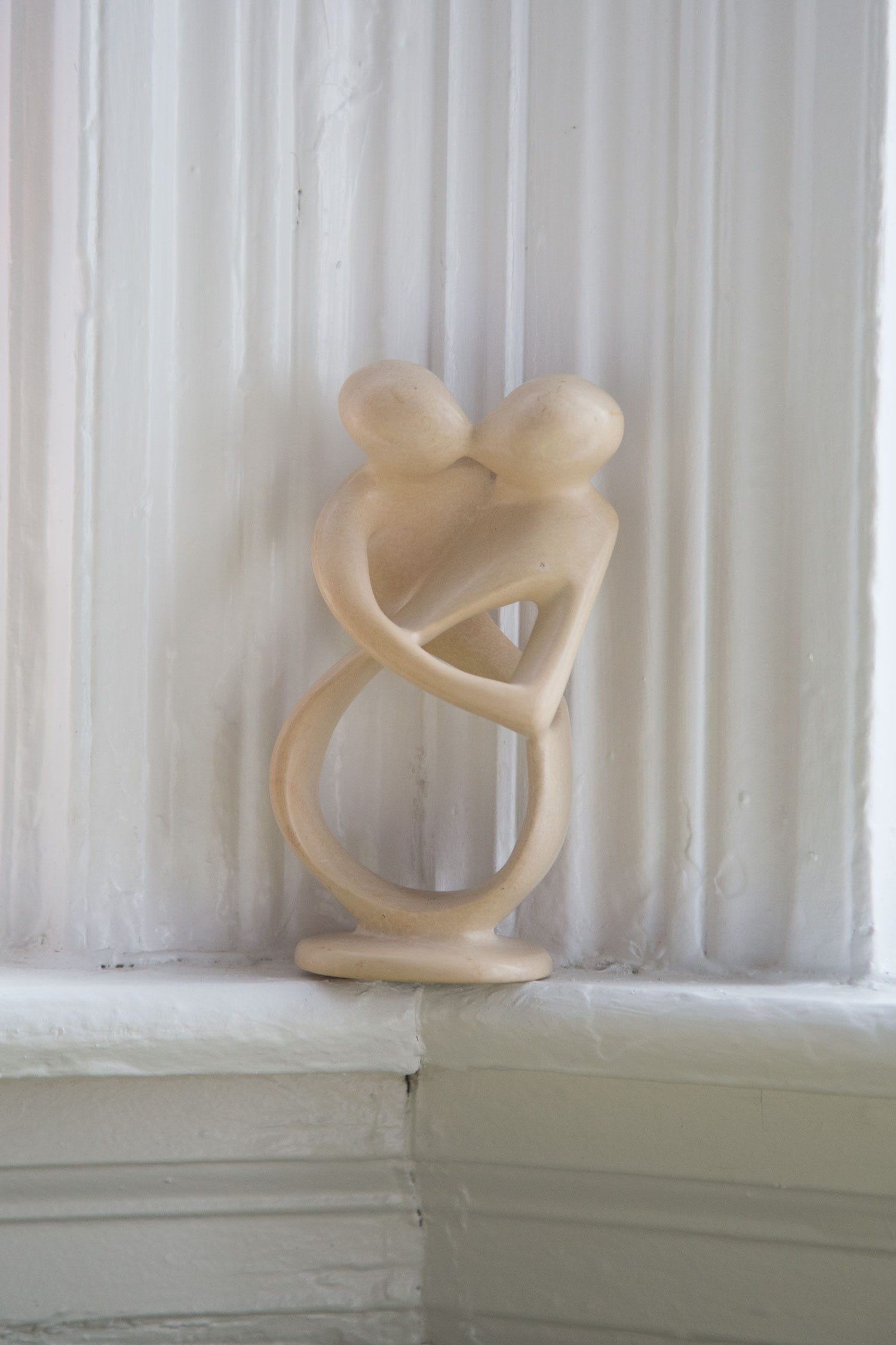 Statue kisii kissing couple st 6H nat