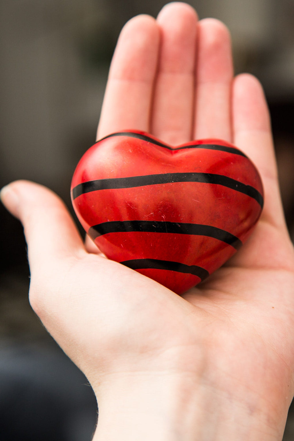 Paperweight heart M/10 kisii 2D asst