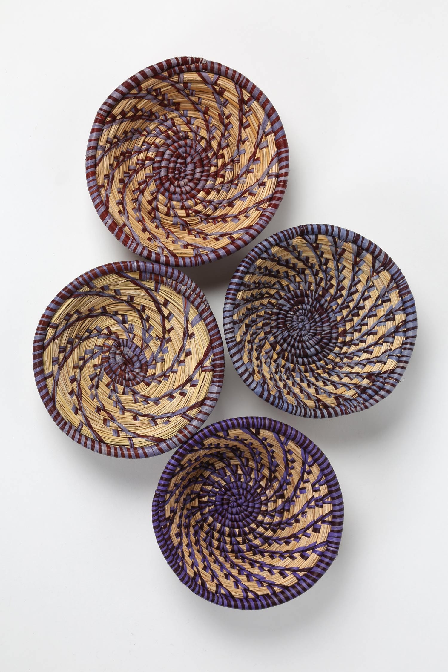 Basket zig-zag swirl raffia 6.5Dx2H asst blu/nat