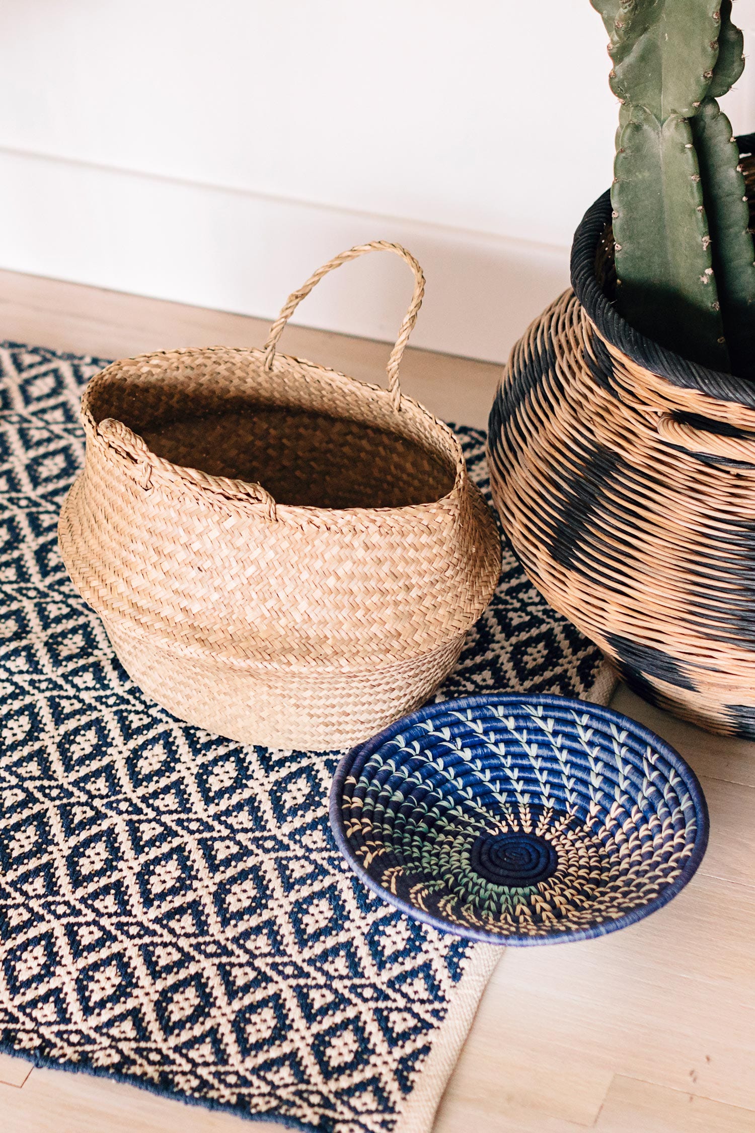 Basket spiral raffia 12D asst blue/navy