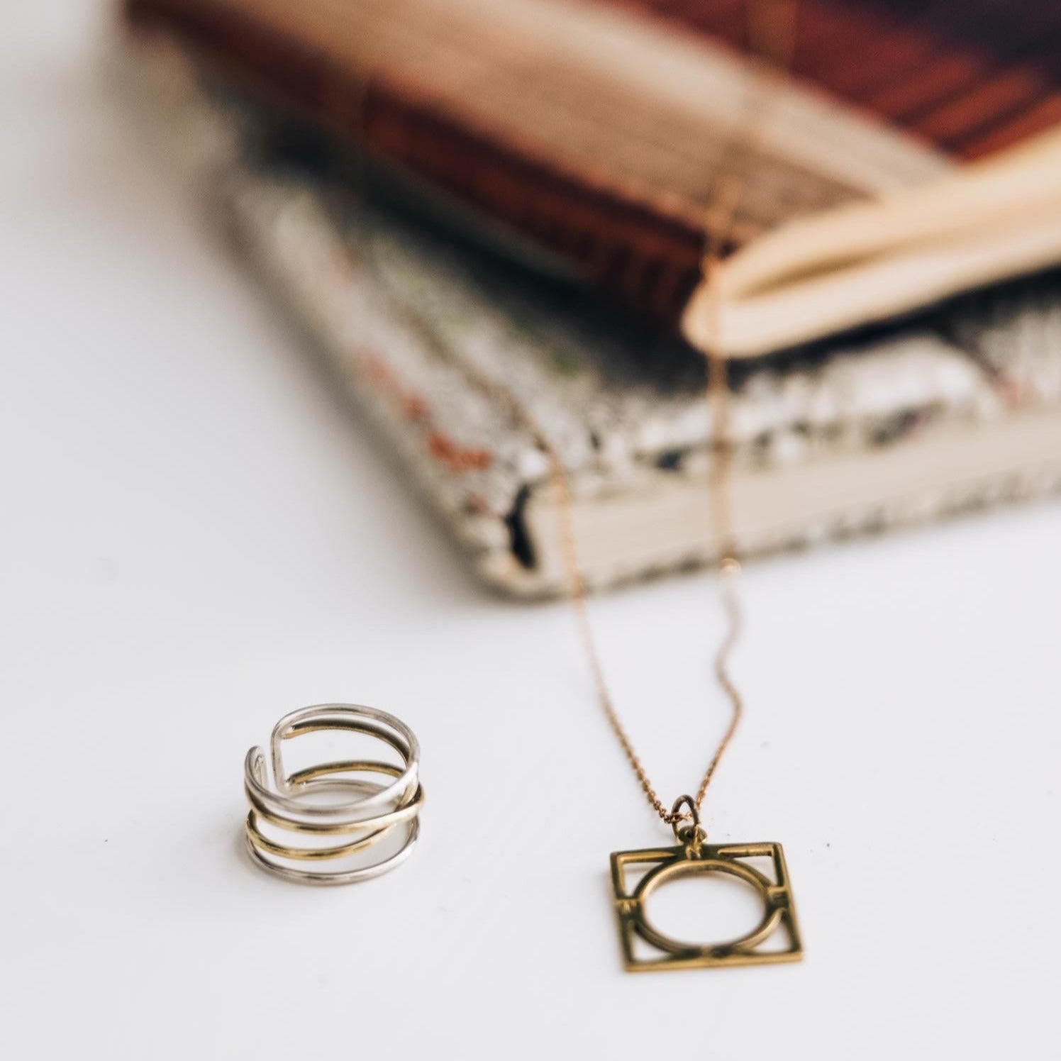 Ring crossing spiral bombshell .5W silver/brass