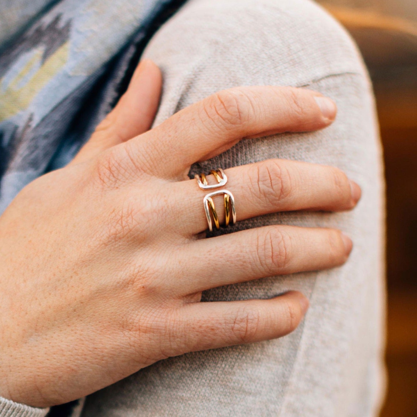 Ring crossing spiral bombshell .5W silver/brass