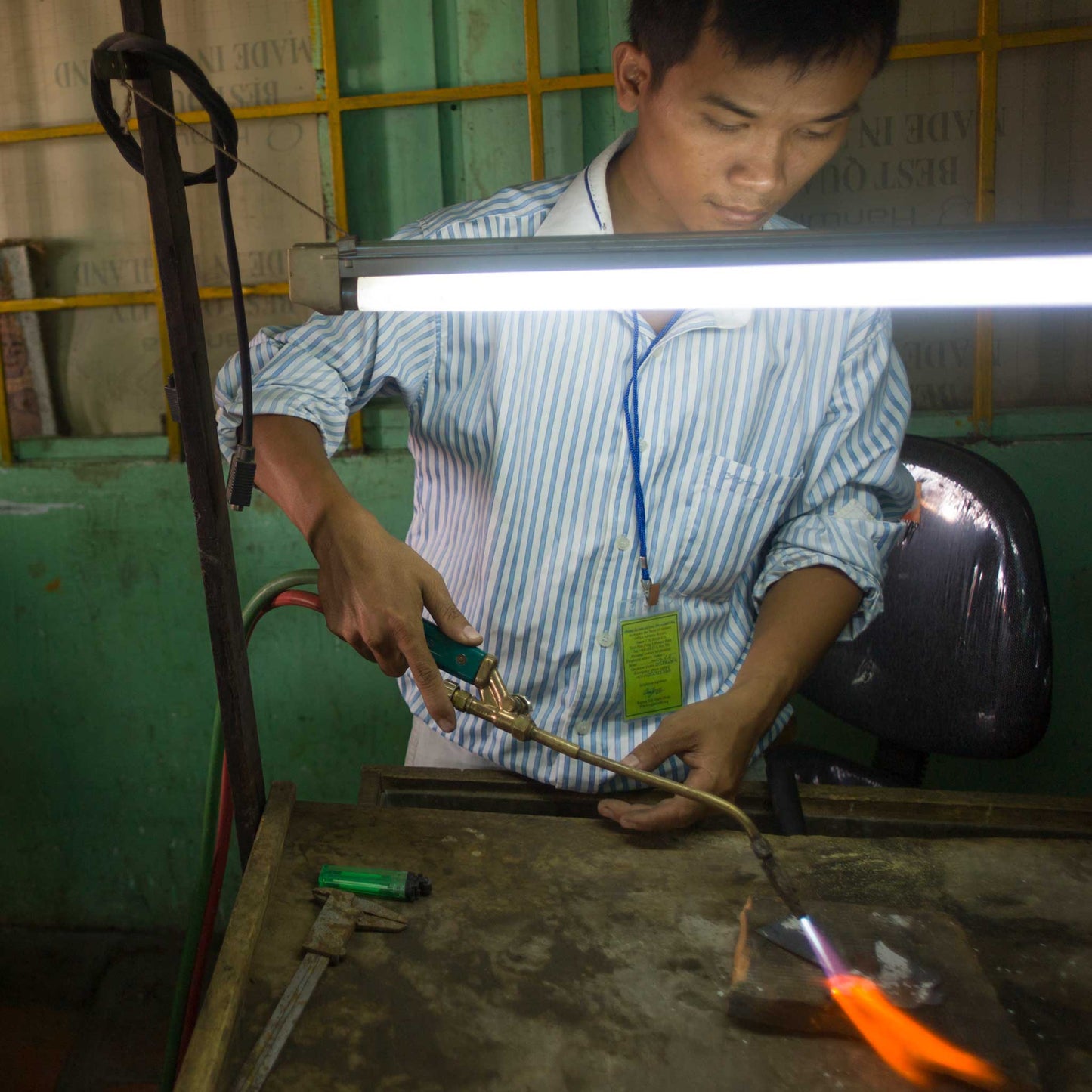 Earrings inverse triangle bombshell 1.3L brass