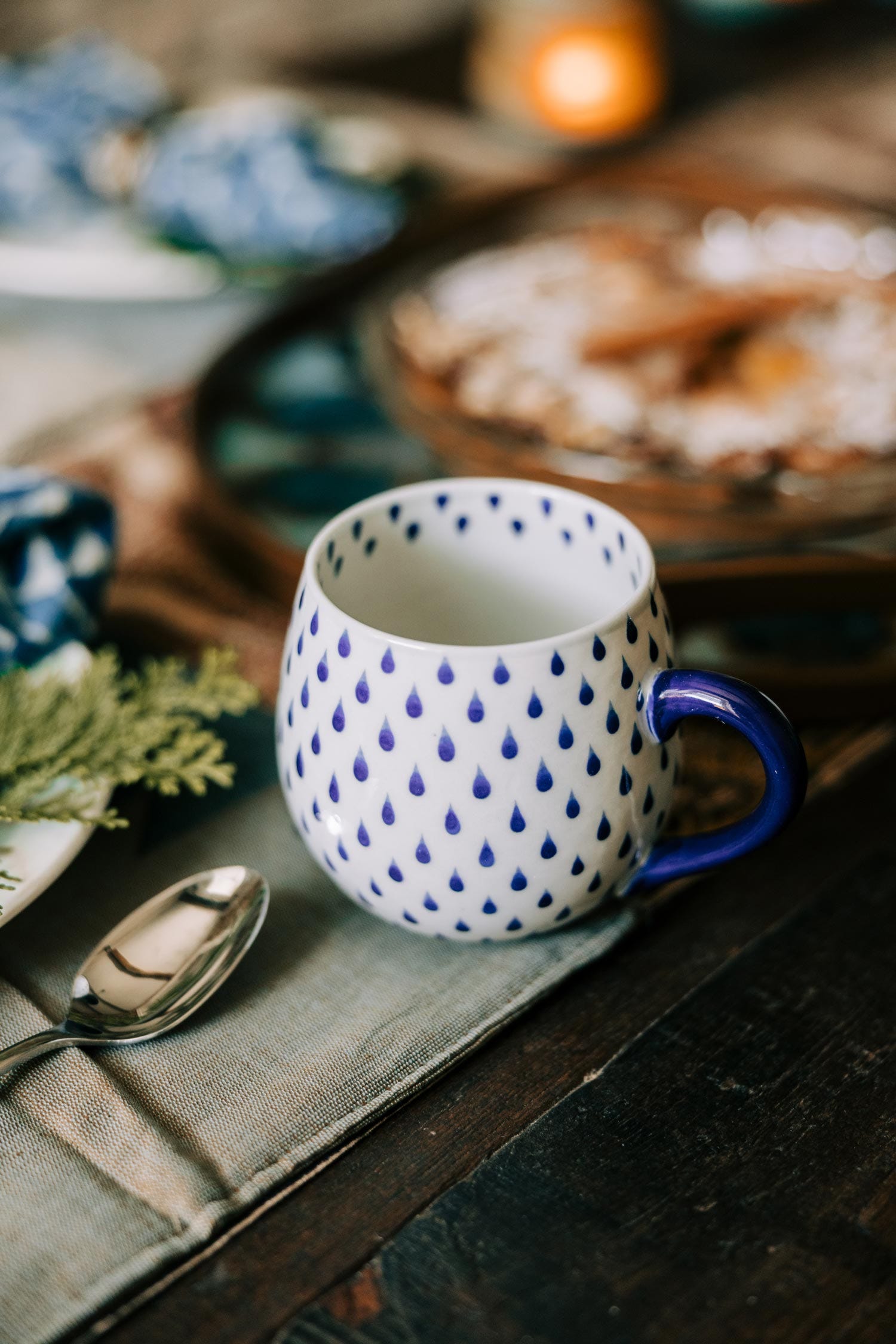 Mug raindrops f/13oz ceramic 4Dx4H white/blue