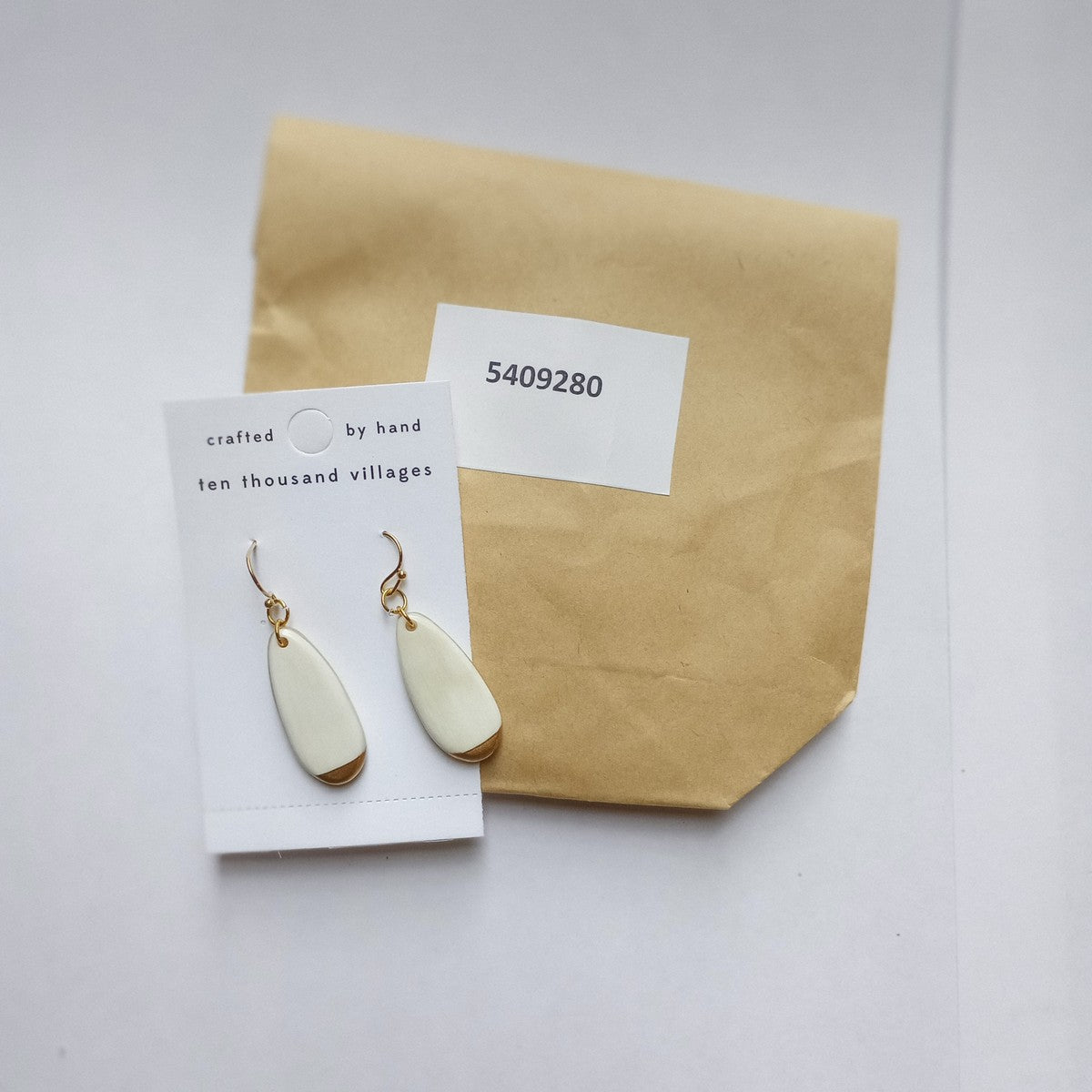 Earrings slim oval light horn 1.75L crm/gld
