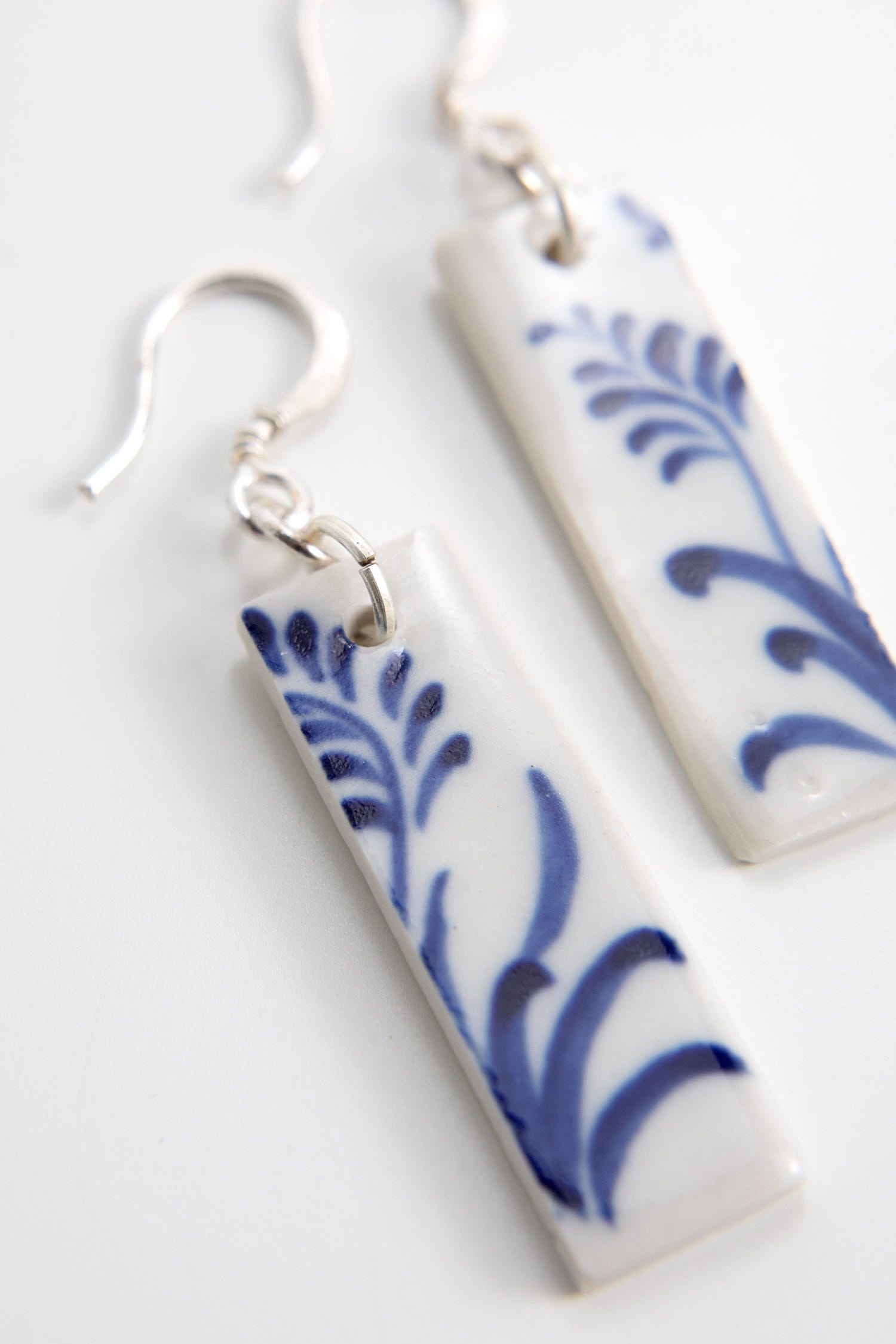 Earrings hanging bar asst ceramic 2L blue/white