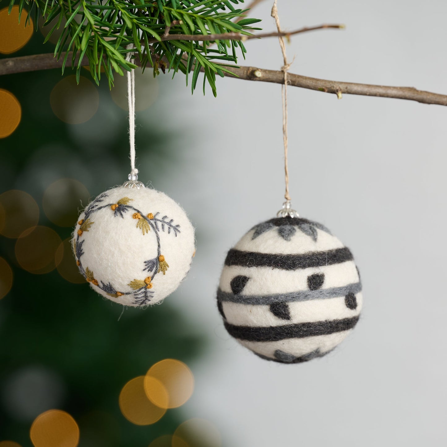 Ornament ball stripes M/2 felt 2.5D cream/gray