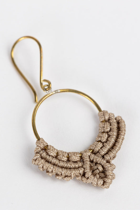 Earrings circle macrame dew drop mtl/nylon 2L tan