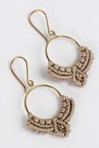 Earrings circle macrame dew drop mtl/nylon 2L tan