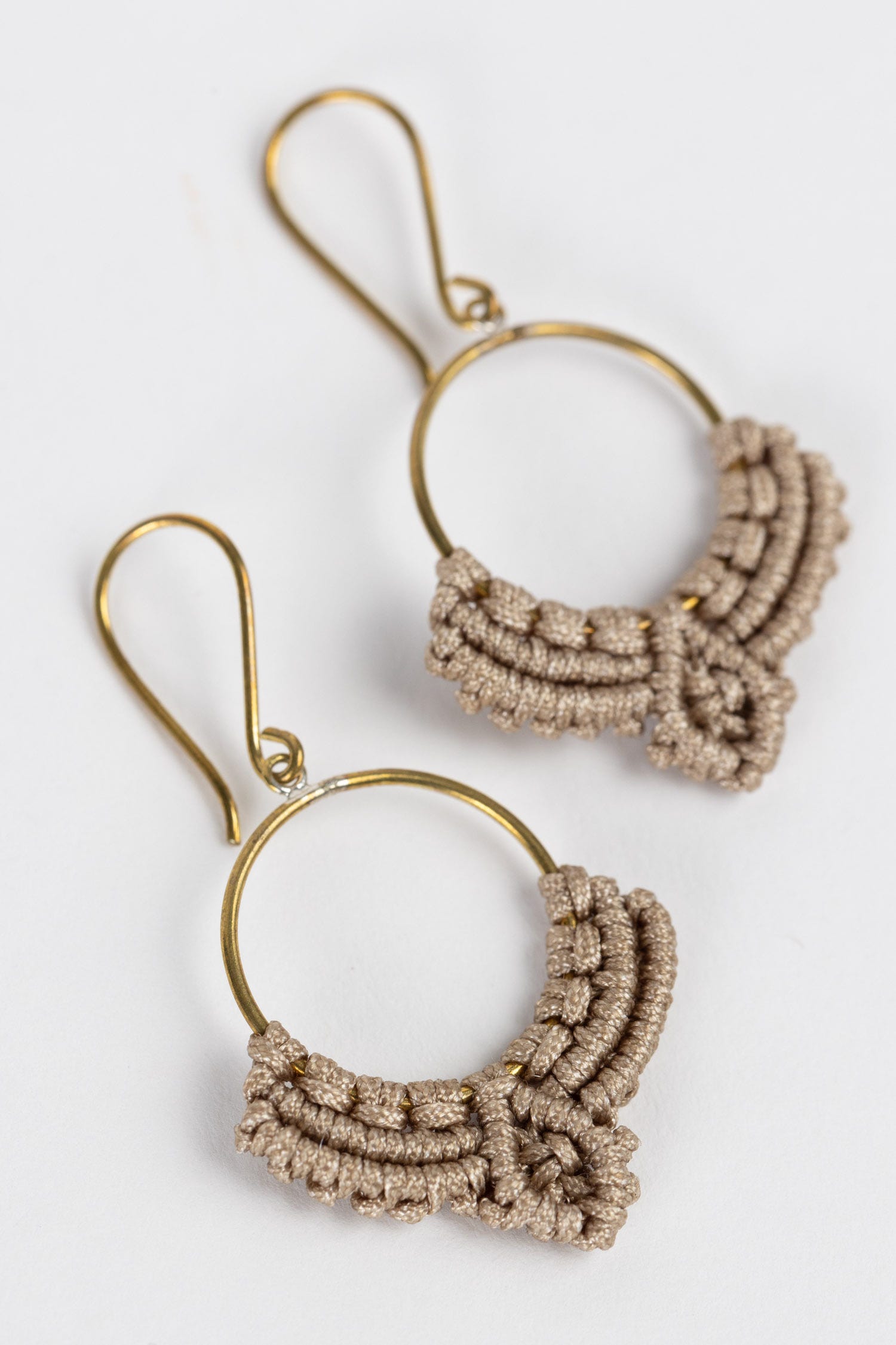 Earrings circle macrame dew drop mtl/nylon 2L tan