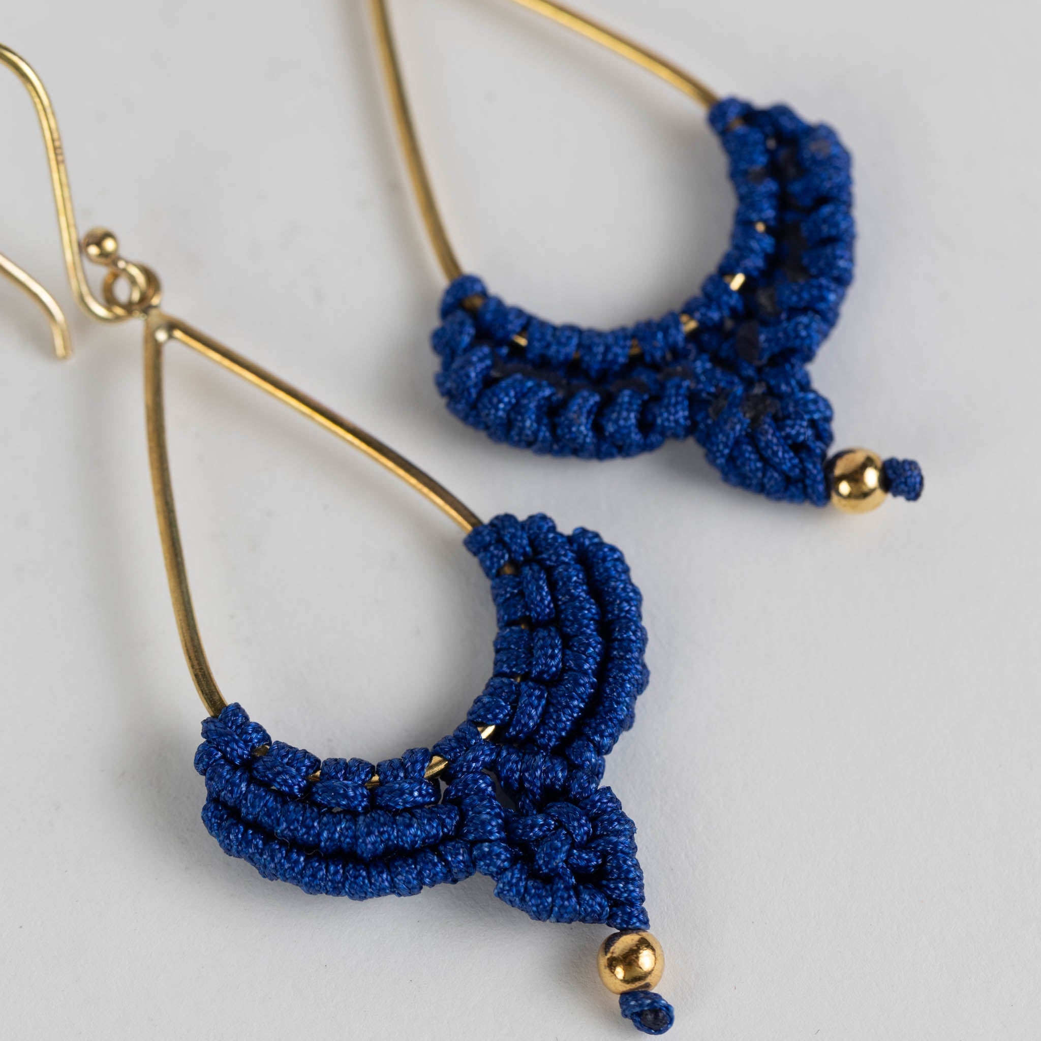 Earrings dew drop macrame mtl/nylon 2.75L navy/br